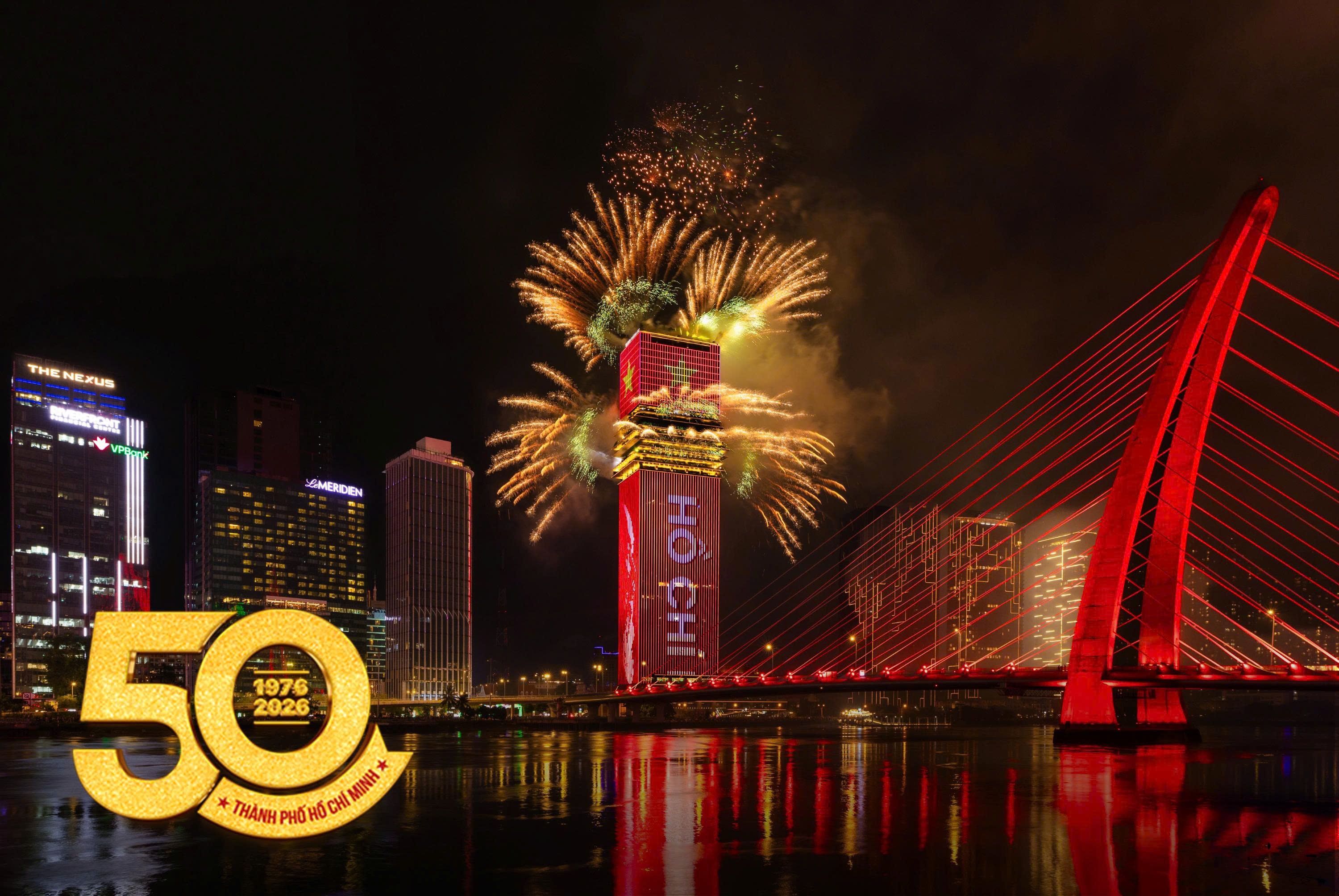 Phao hoa bung sang tren Saigon Marina IFC giua long thanh pho hinh anh