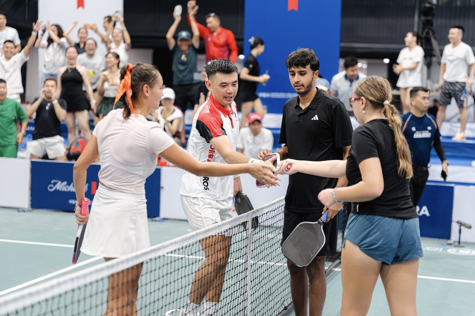 Michelob ULTRA lan toa tinh than song nang dong qua pickleball hinh anh