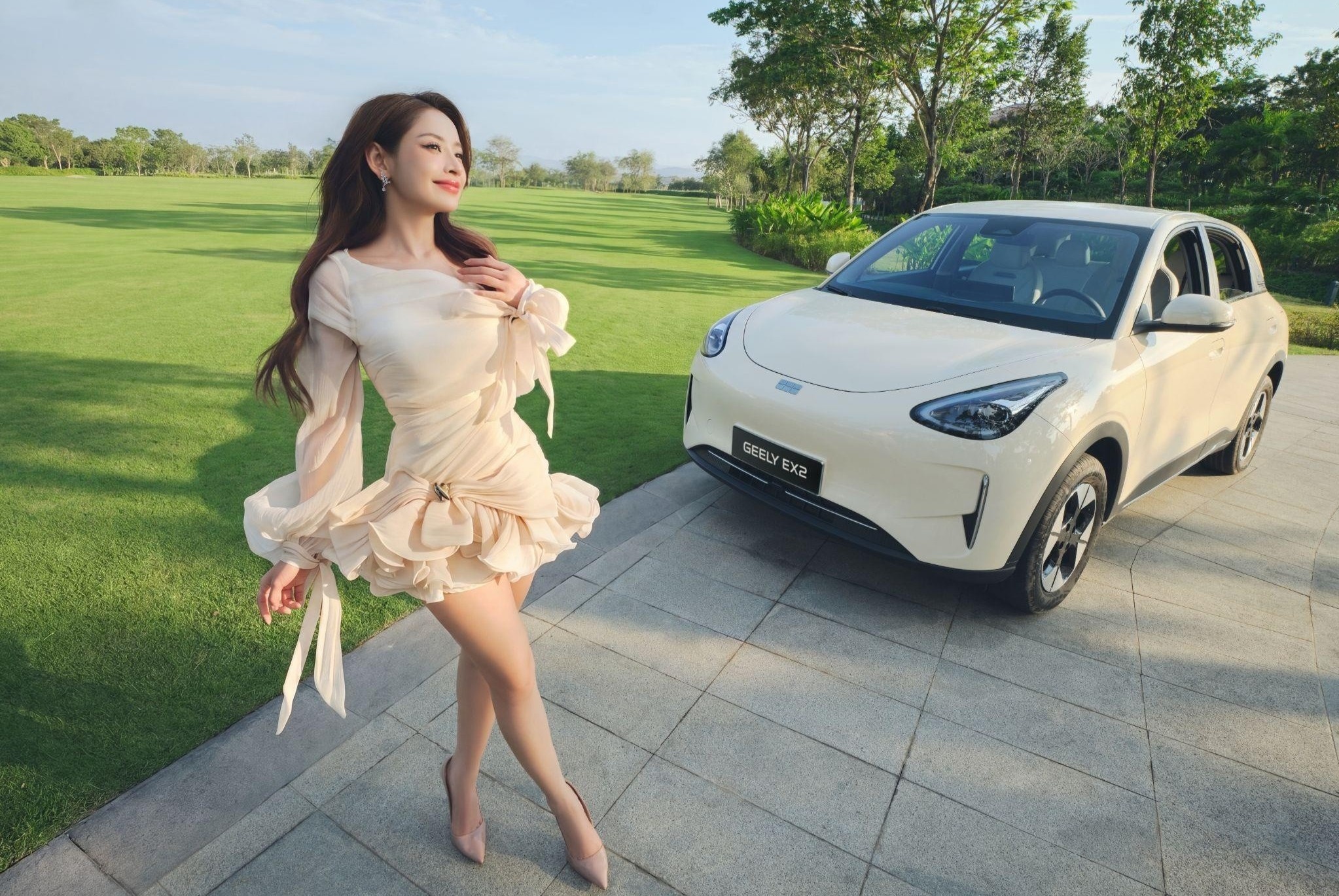 Chi Pu tung bộ ảnh mới cùng Geely, chuẩn bị khuấy động Vạn Hạnh Mall