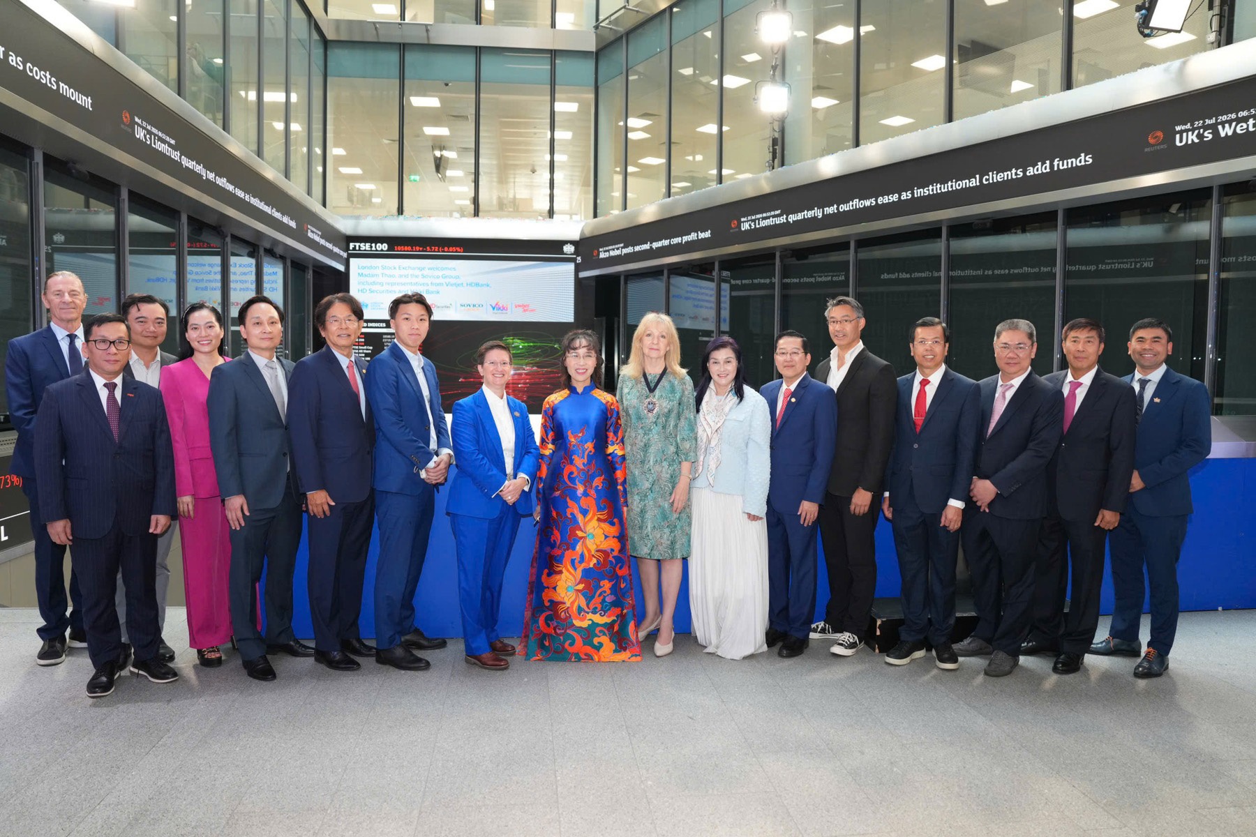 Tiến sĩ Nguyễn Thị Phương Thảo bấm nút khai phiên Sàn GDCK London