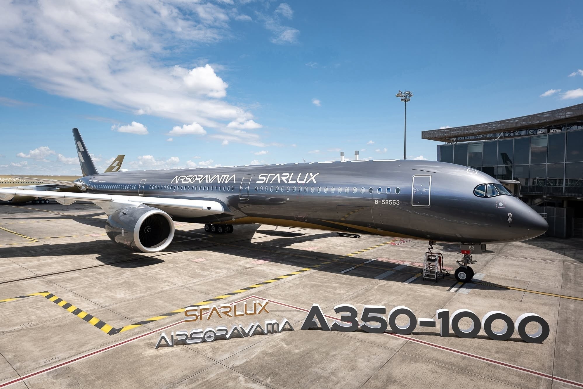 STARLUX Airlines ra mắt tàu bay Airsorayama Silver