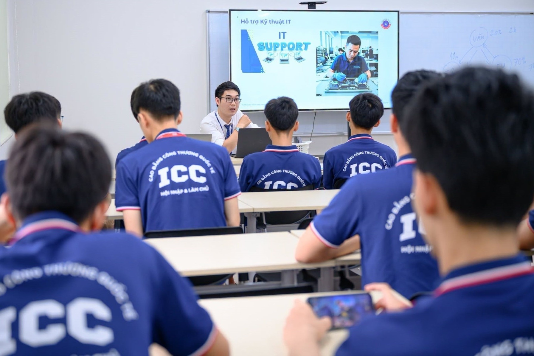 Thu nhập cao và xu hướng cần người ‘làm được việc ngay’ ở ngành CNTT
