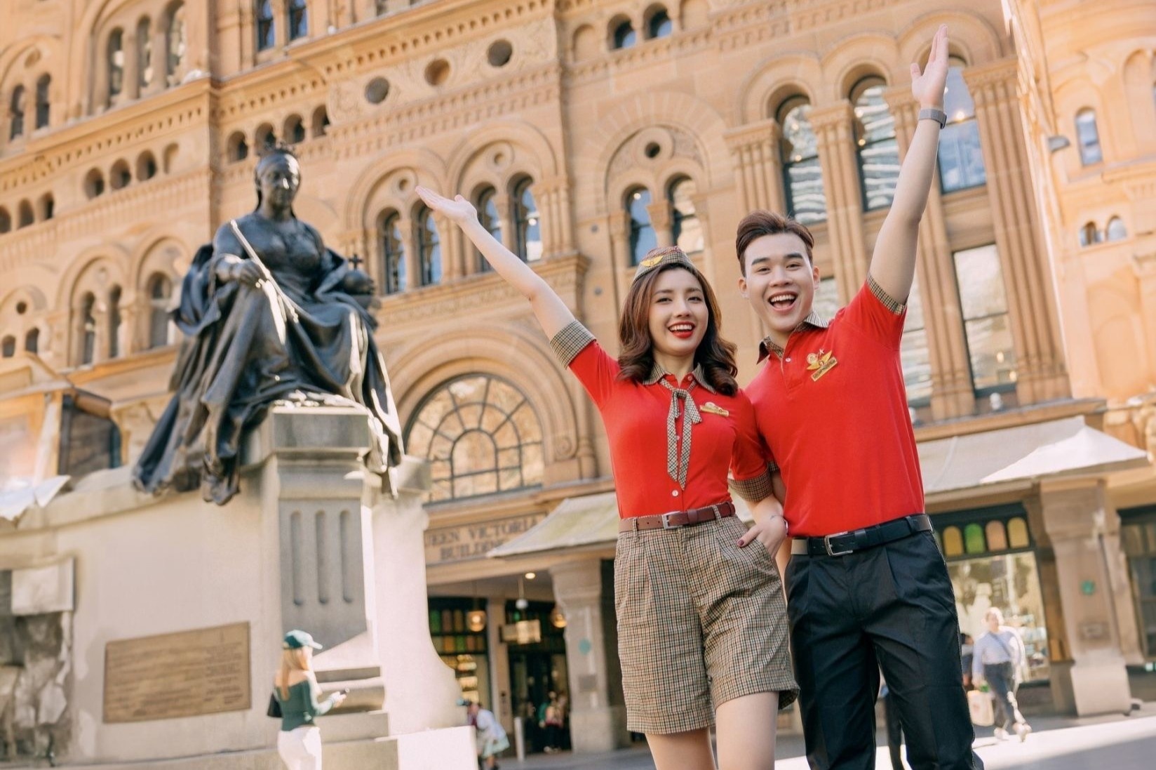 Sắc đỏ Vietjet trở thành biểu tượng thời trang trên bầu trời