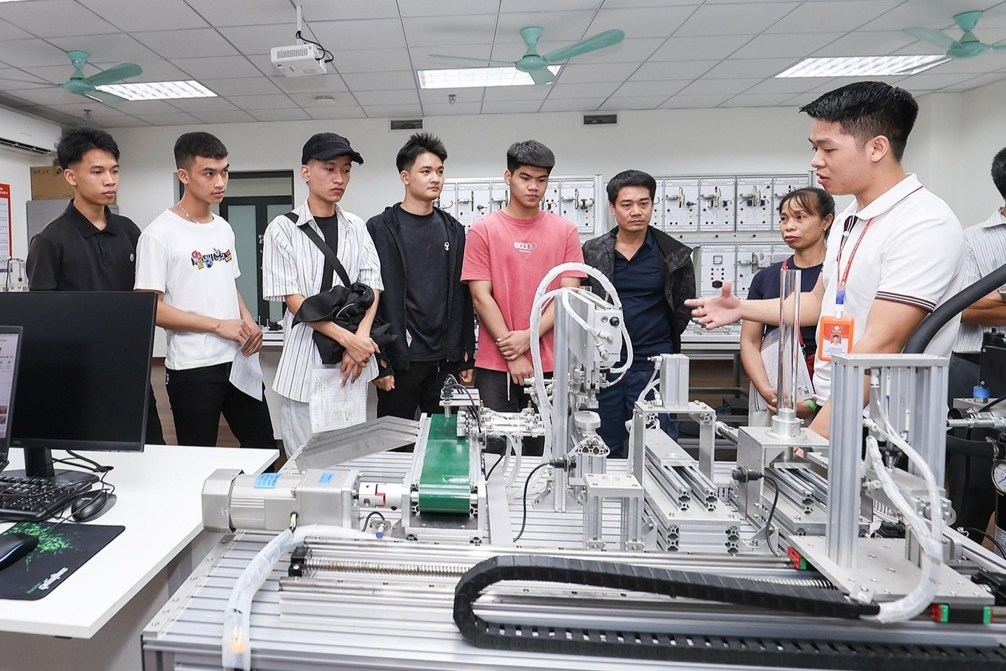 Tân sinh viên K20 Đại học Đại Nam 'chạm nghề' ngay ngày nhập học