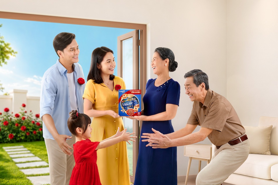 Ensure Gold cùng con chăm sóc cha mẹ mùa Vu Lan
