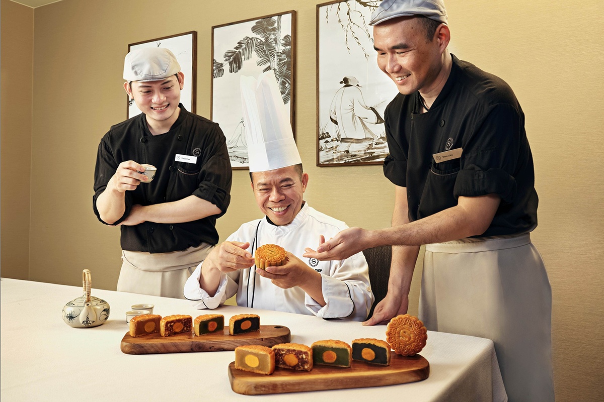 Sheraton Saigon tiếp nối di sản 23 năm chế tác bánh Trung thu thủ công