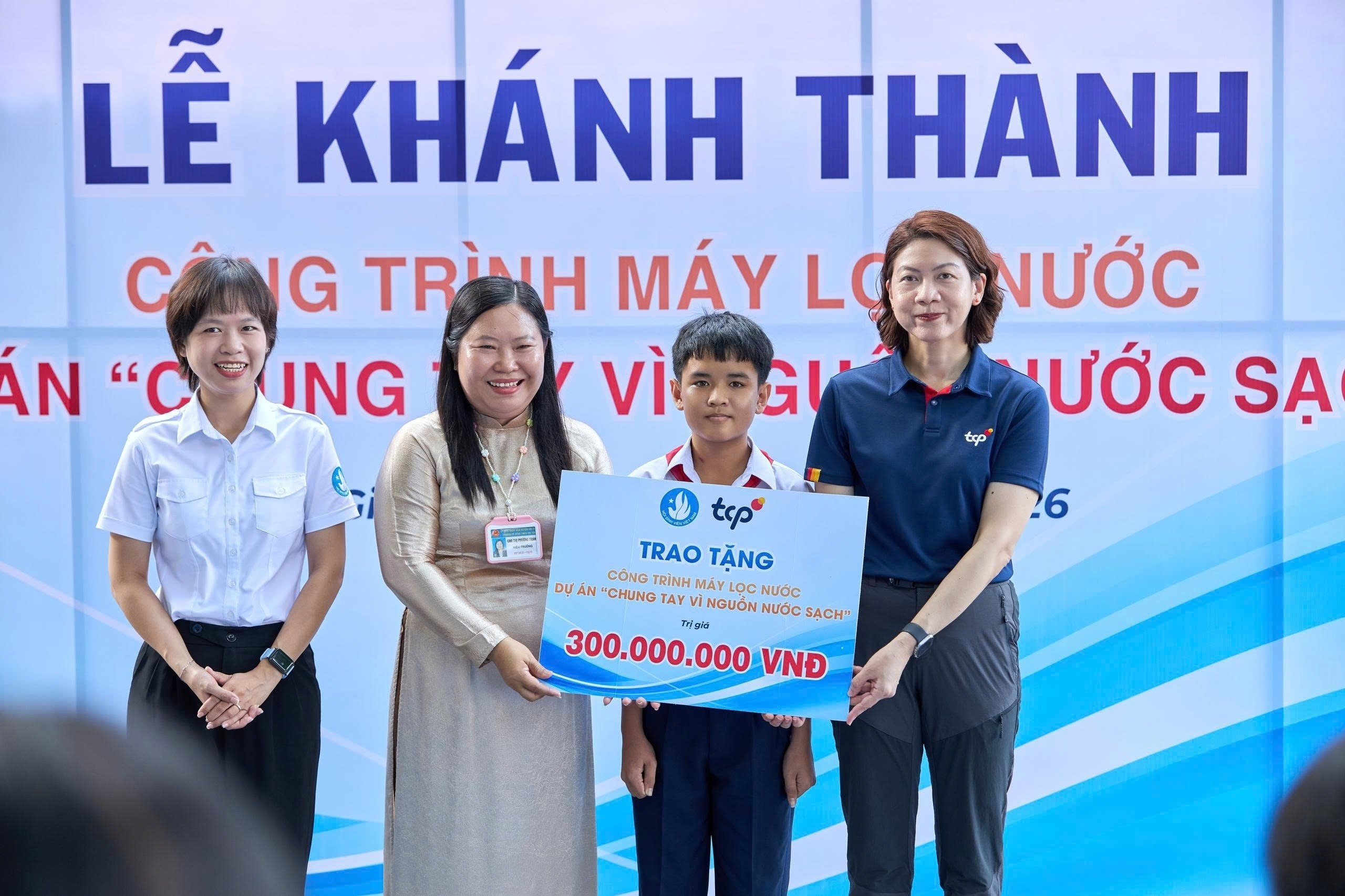 TCP bàn giao máy lọc nước đầu tiên cho học sinh An Giang