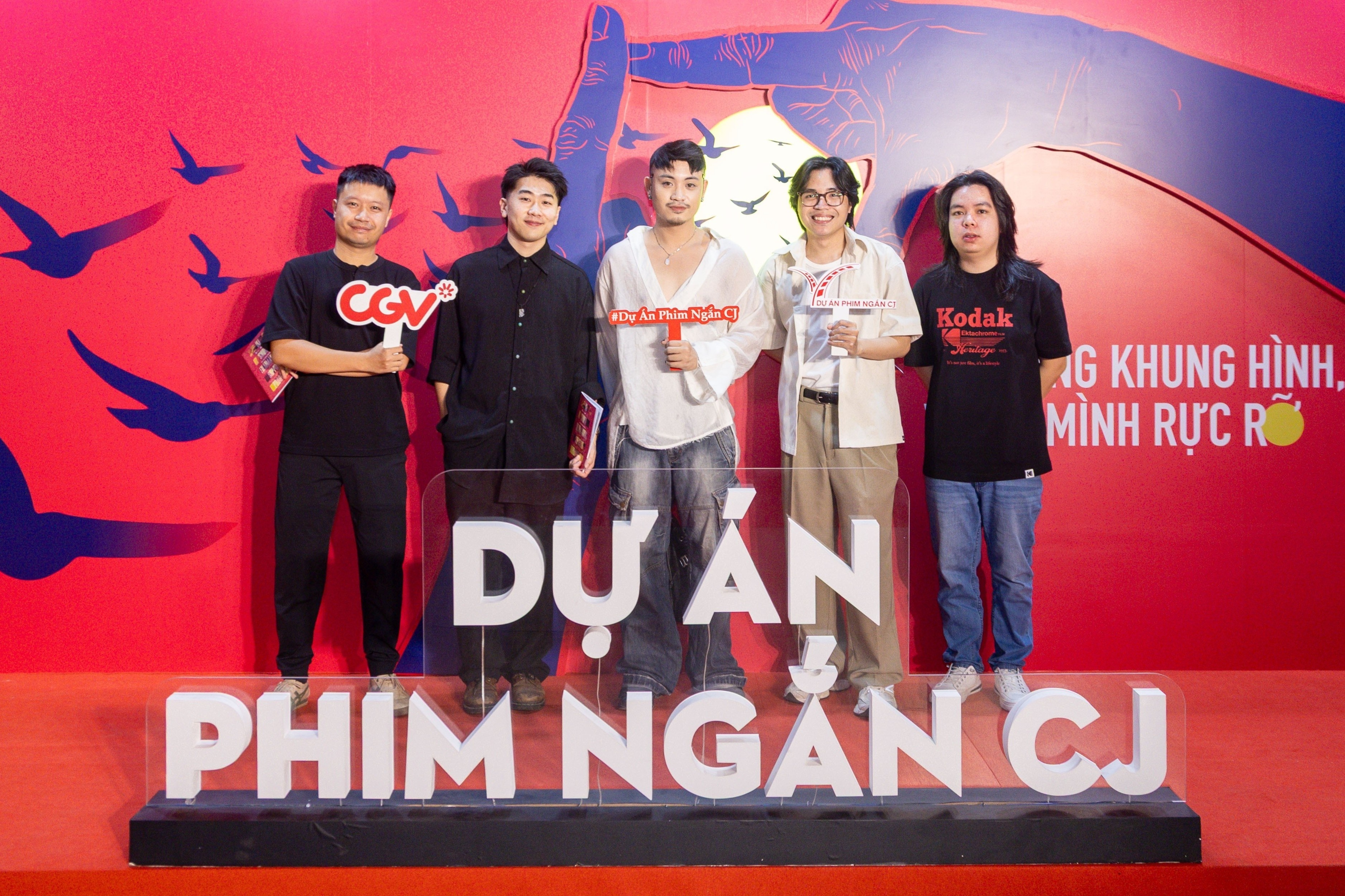 'Những ngày xanh thẳm', 'Lạch cạch' tranh tài ở LHP quốc tế Singapore