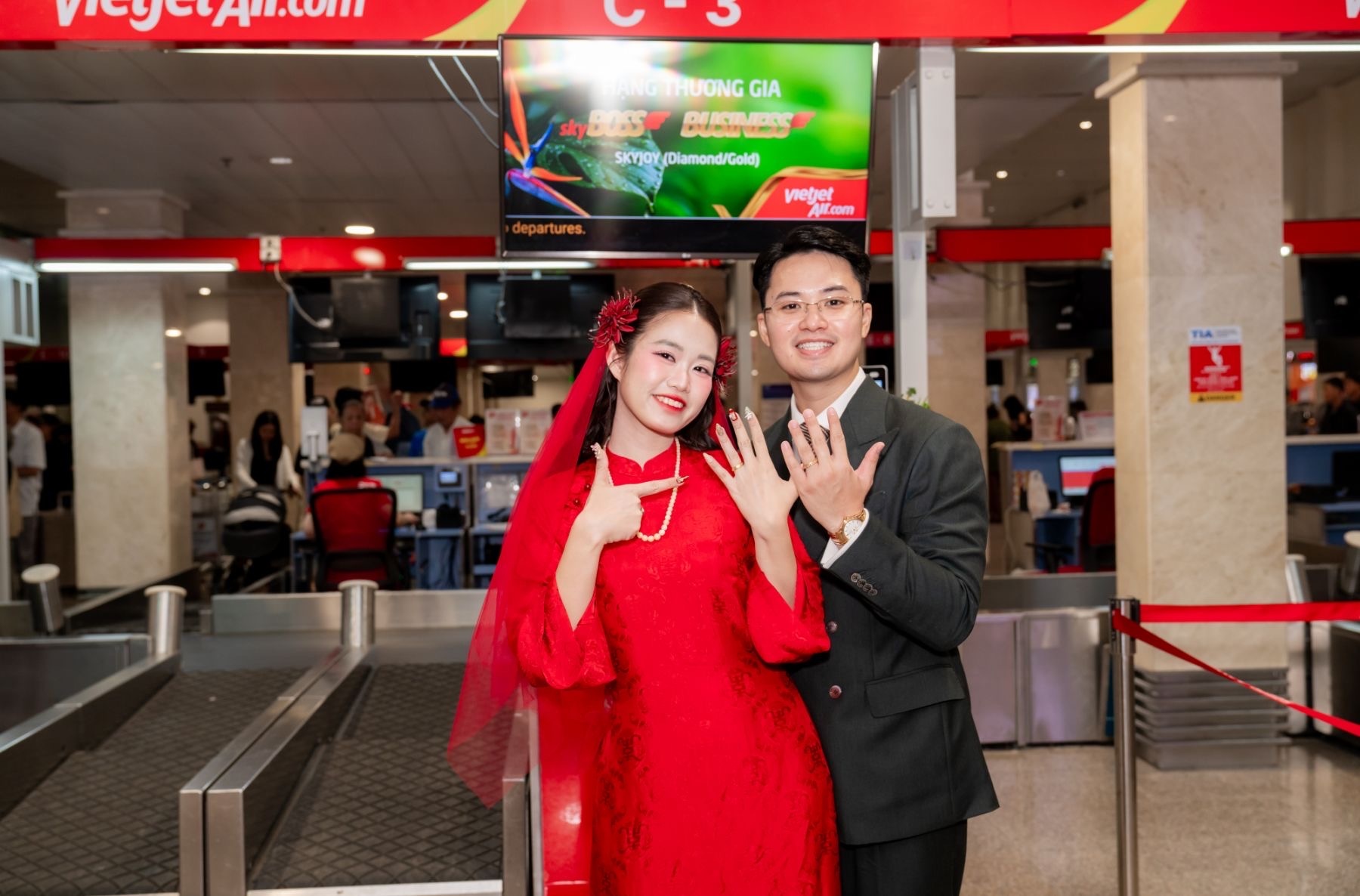‘Đưa nàng về dinh’ bằng máy bay của Vietjet - lễ đón dâu giữa tầng mây