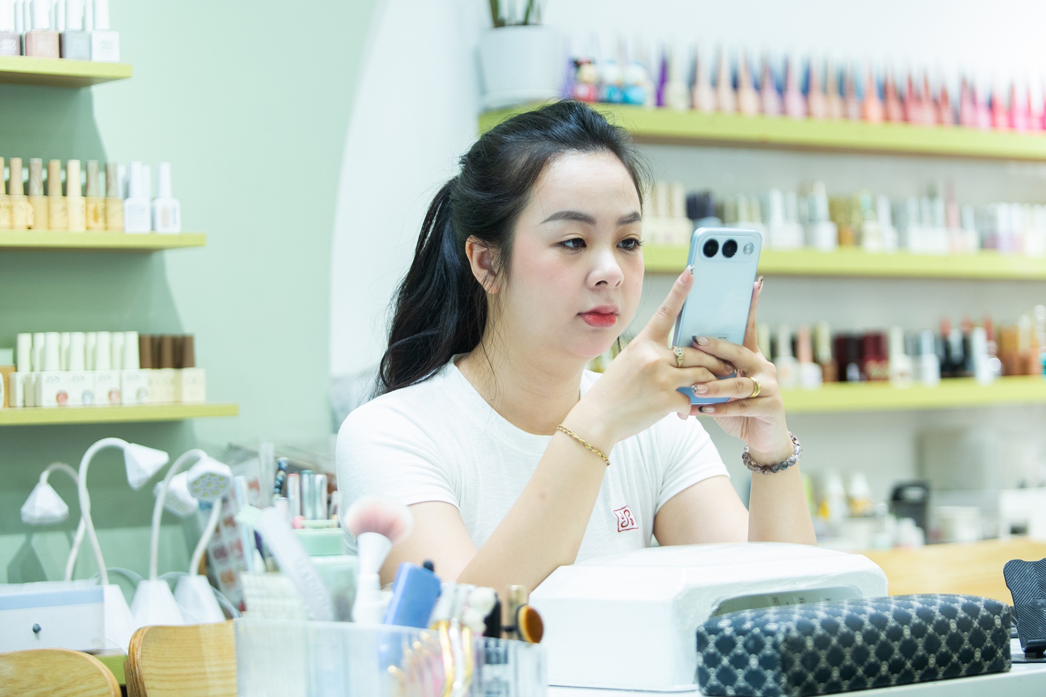 Cách Oppo A7 Pro 5G chinh phục chuyên viên làm đẹp