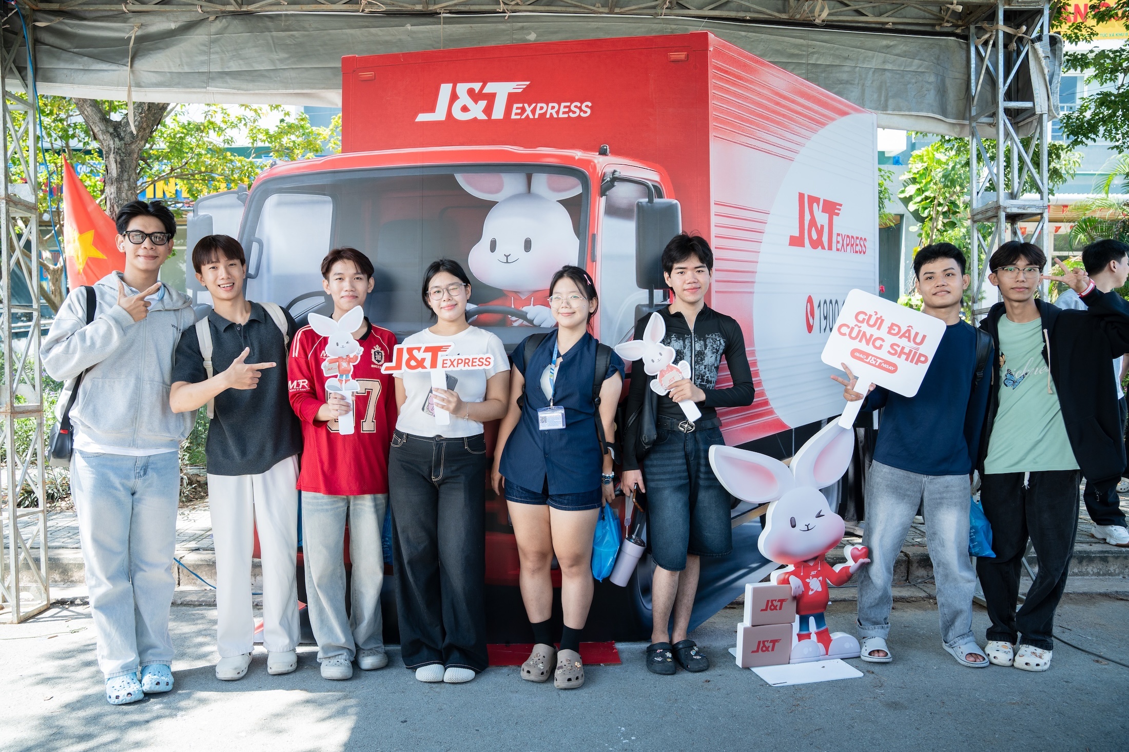 'Trạm giao nhận J&T Express' gây chú ý tại ký túc xá