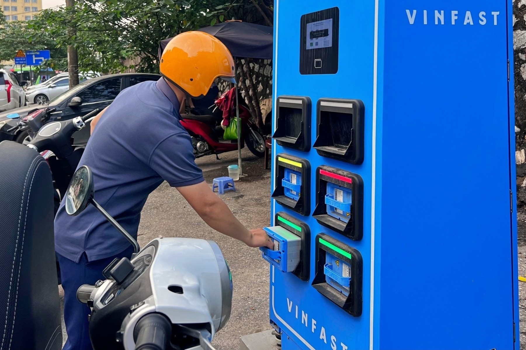 Xe máy điện đổi pin VinFast mở lối 'lên xanh' cho người dân