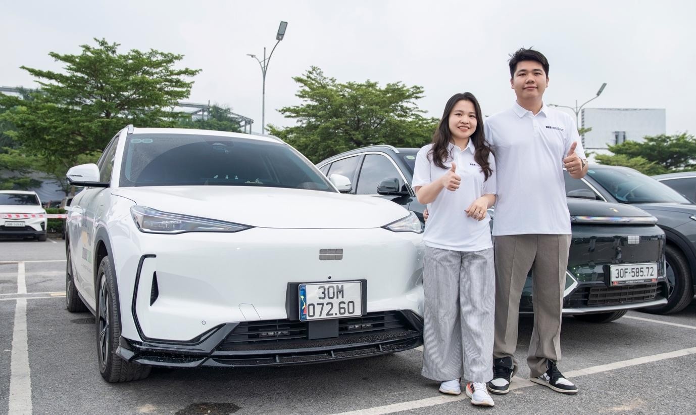 Geely EX5 và EX5 EM-i - lời giải cho bài toán trạm sạc, giá xăng