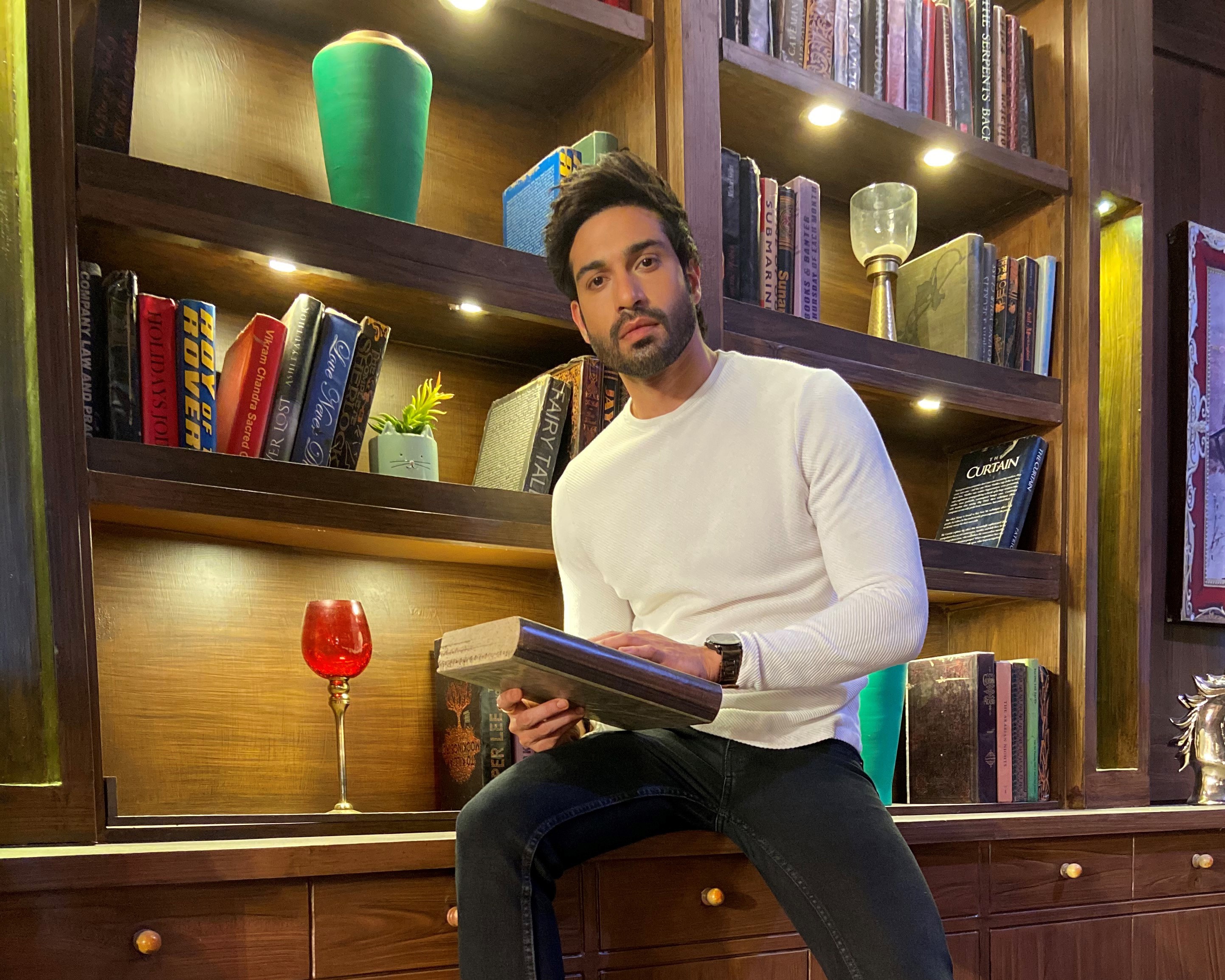 Sao An Do doc sach trong mua dich anh 2