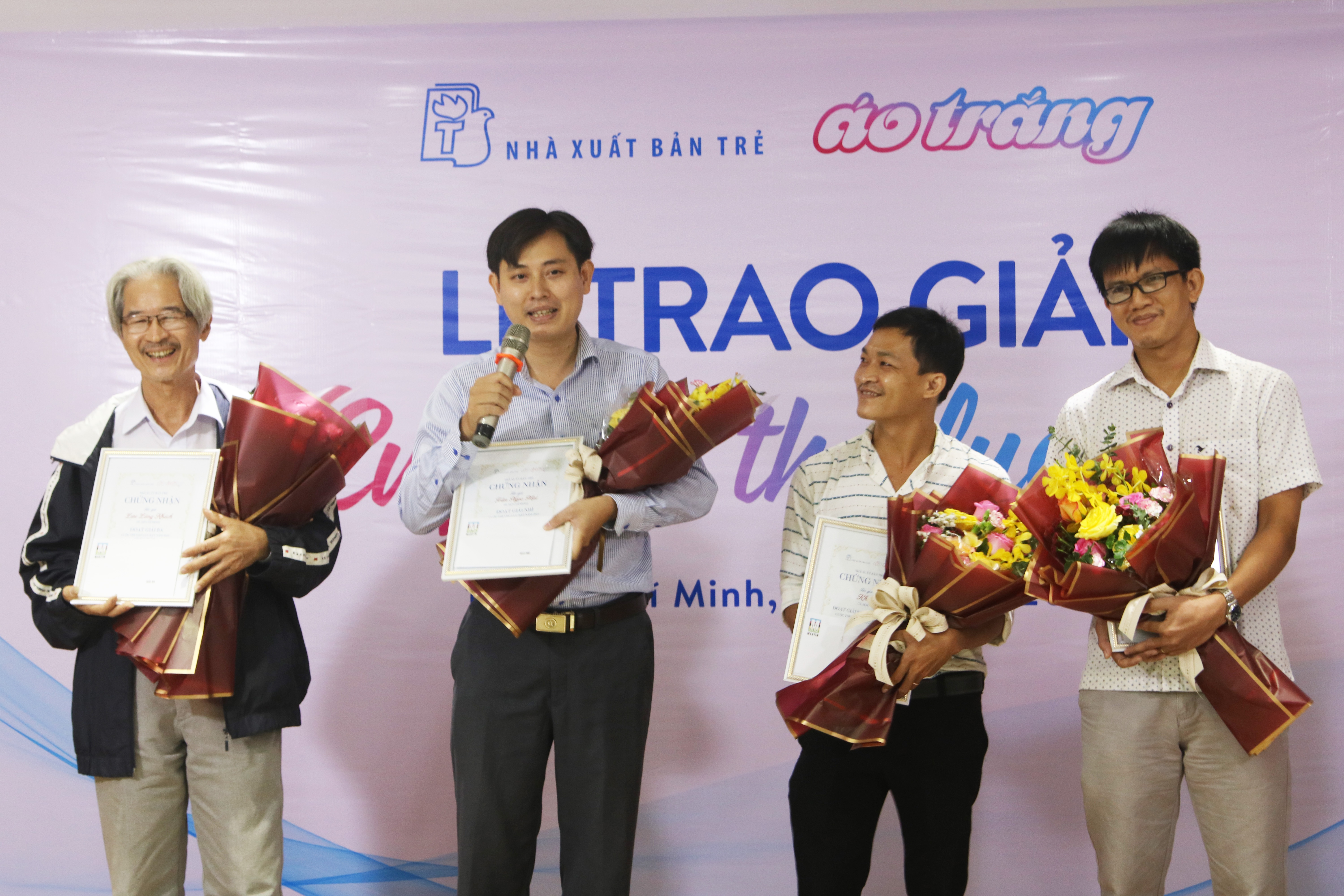 trao giai tho luc bat Ao Trang anh 1