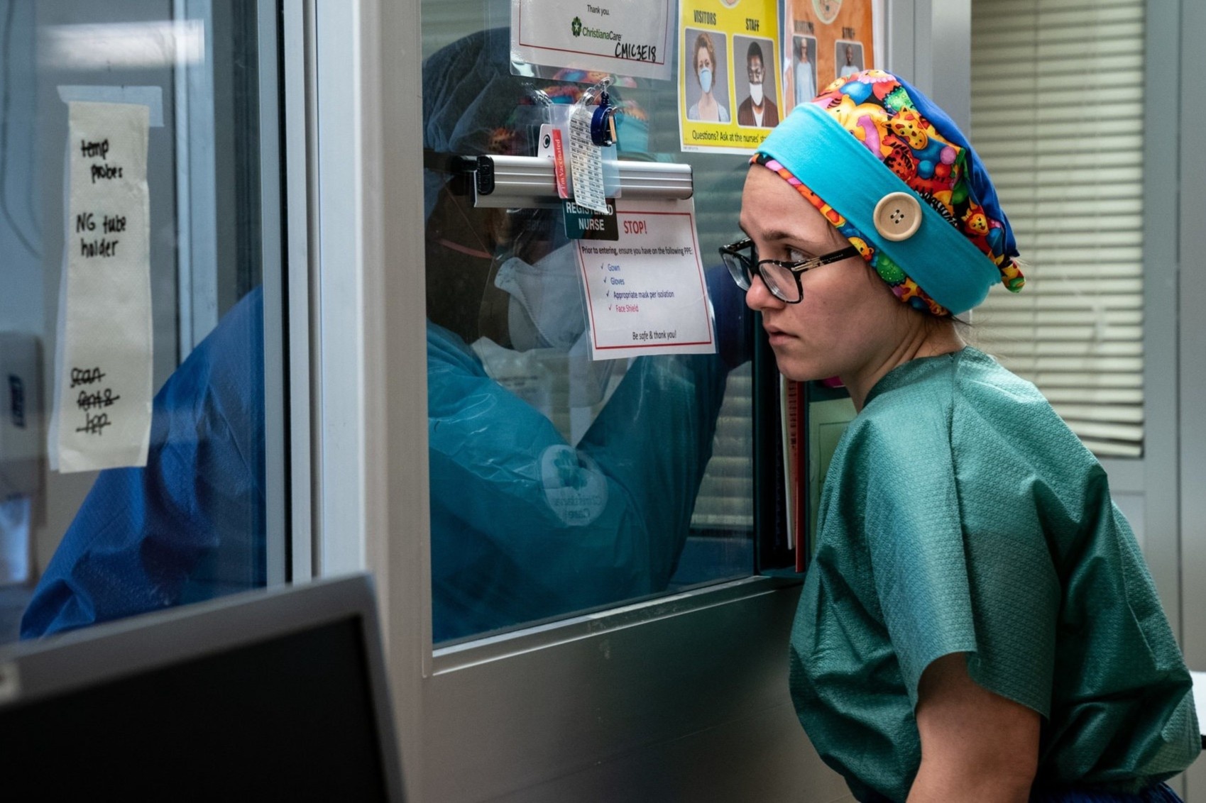 Nhung bac si tre doi mat 'cuoc thu thach bang lua' hinh anh