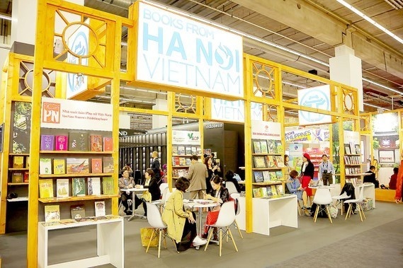 Sach Viet ra quoc te: Nhung tin hieu khoi sac hinh anh