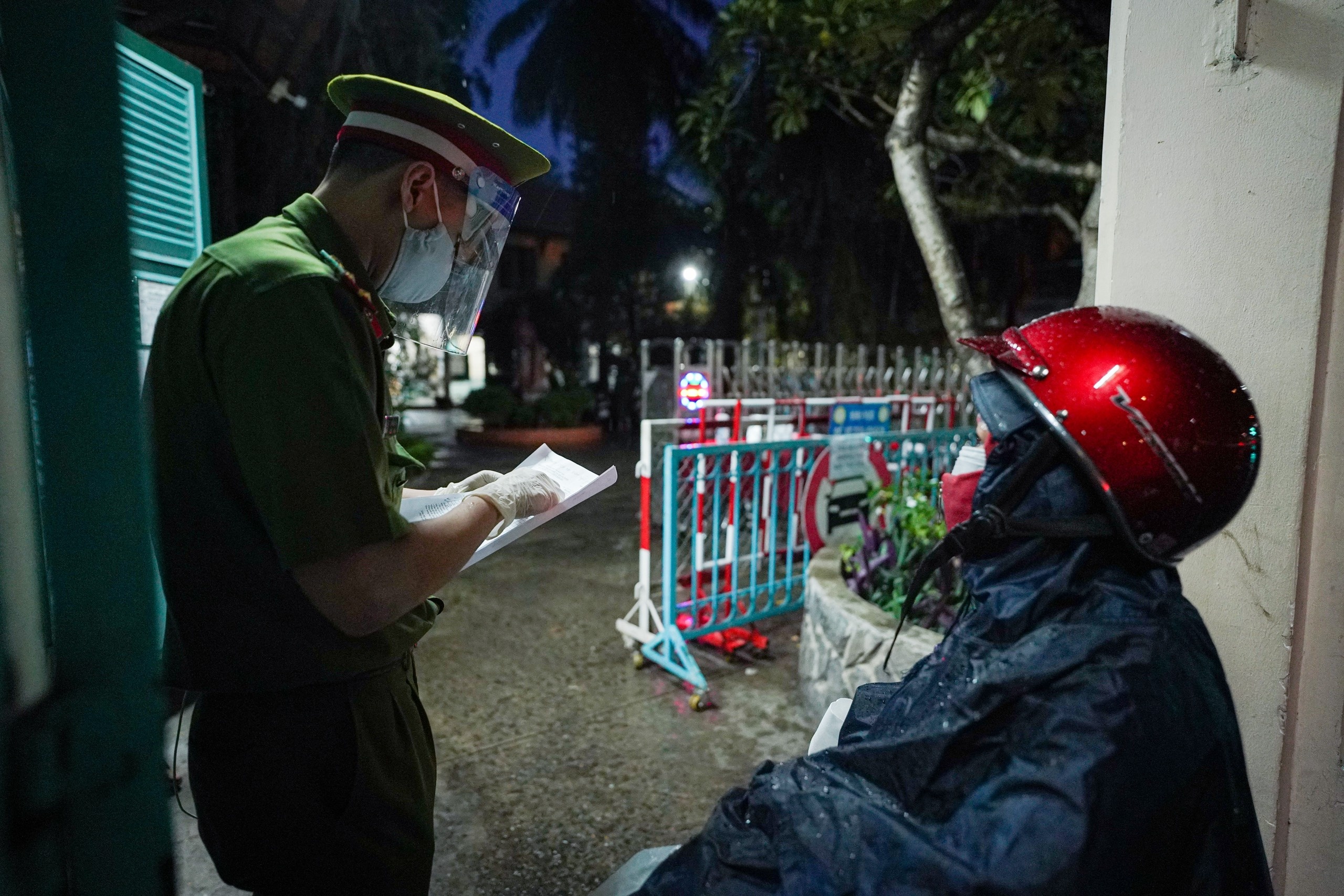 Phu huynh tiep te do cho 23 thi sinh cach ly tai diem thi o TP.HCM hinh anh