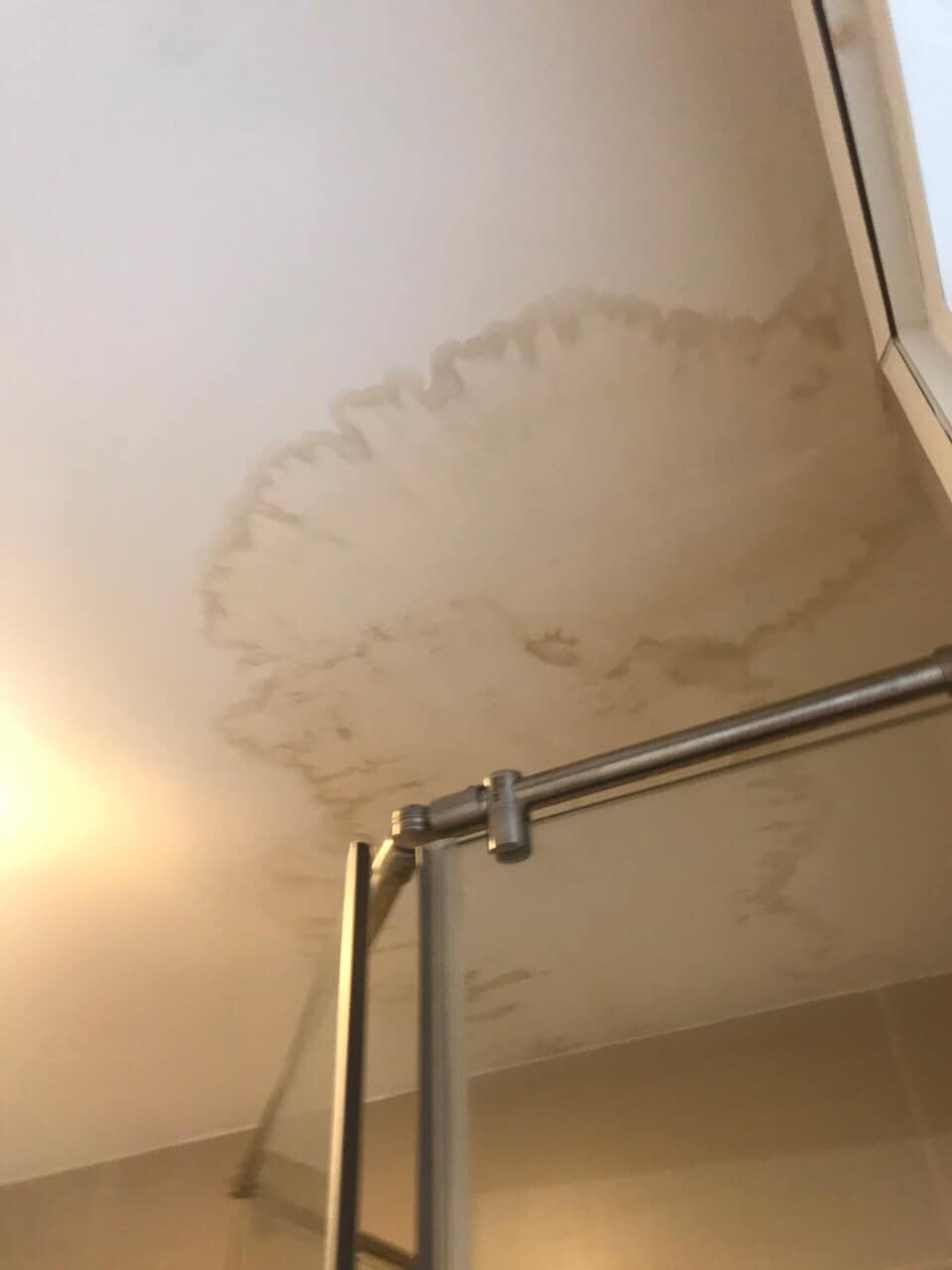 Chu nha sua can ho vi khach thue thieu y thuc anh 1