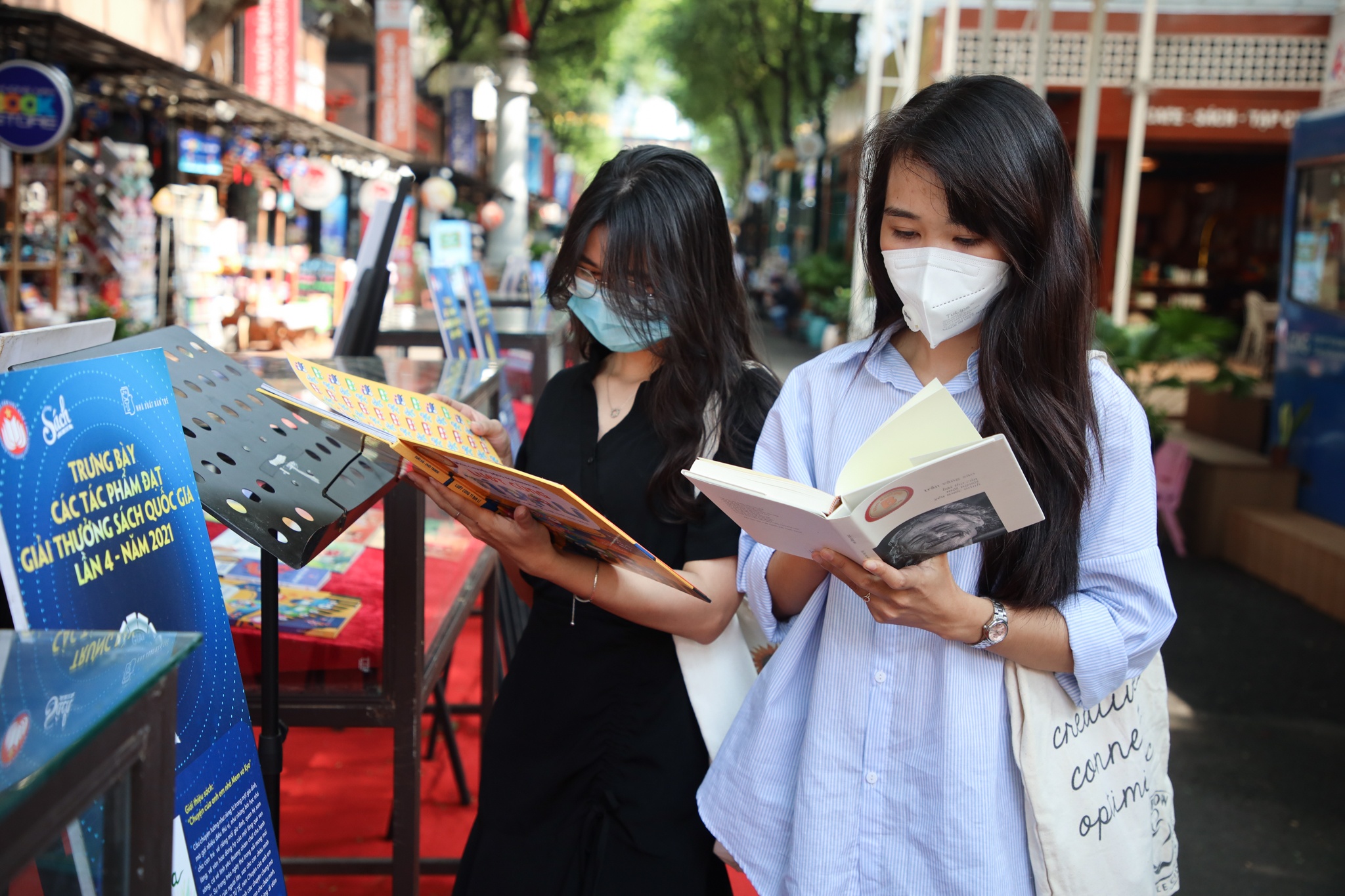 Trung bay sach doat Giai thuong Sach quoc gia tai Duong sach TP.HCM anh 3