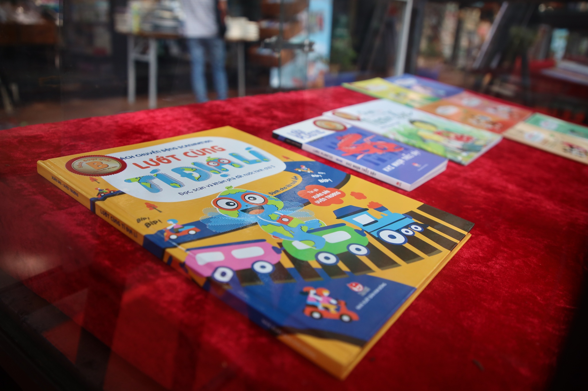 Trung bay sach doat Giai thuong Sach quoc gia tai Duong sach TP.HCM anh 4