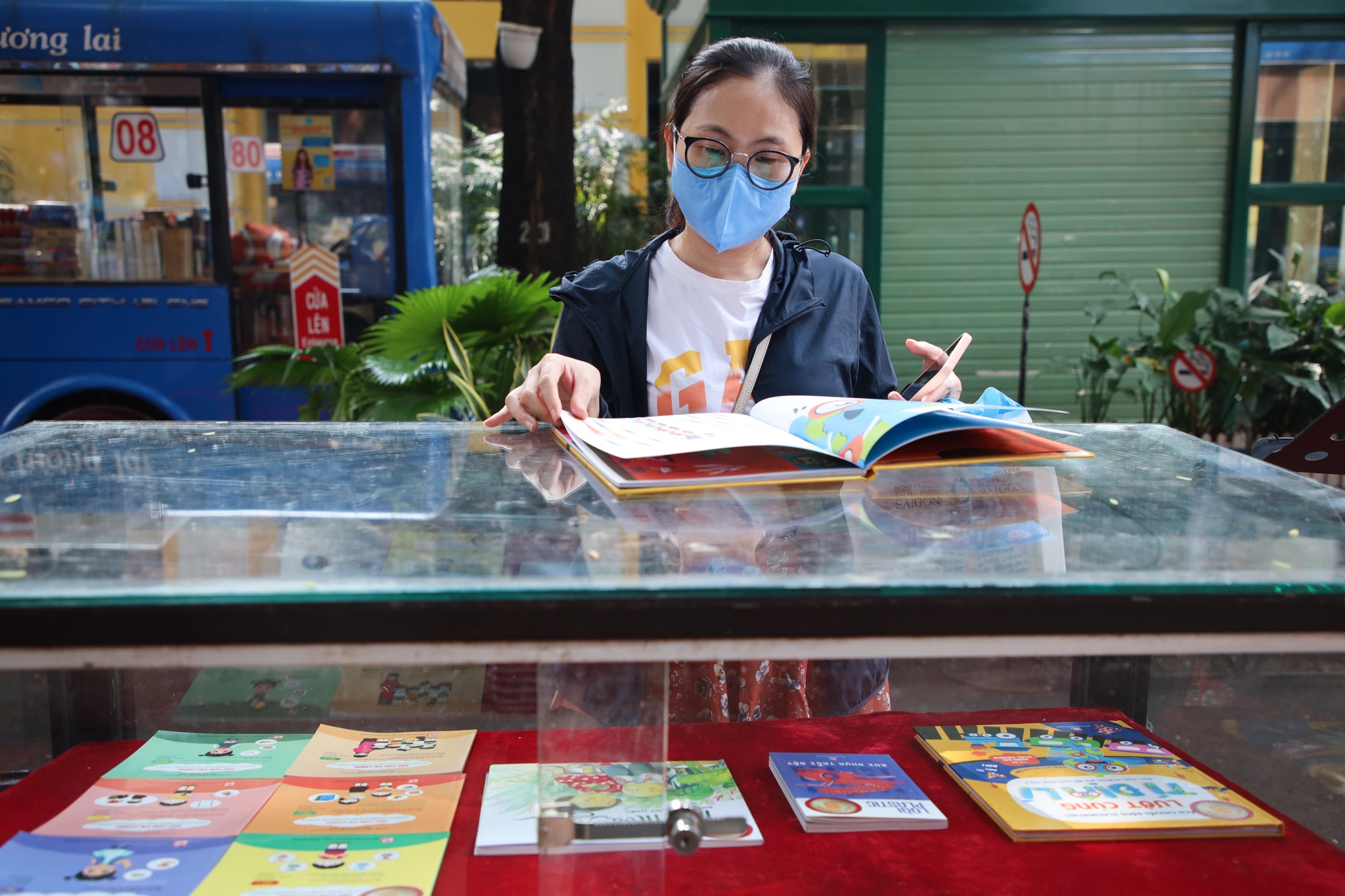 Trung bay sach doat Giai thuong Sach quoc gia tai Duong sach TP.HCM anh 7