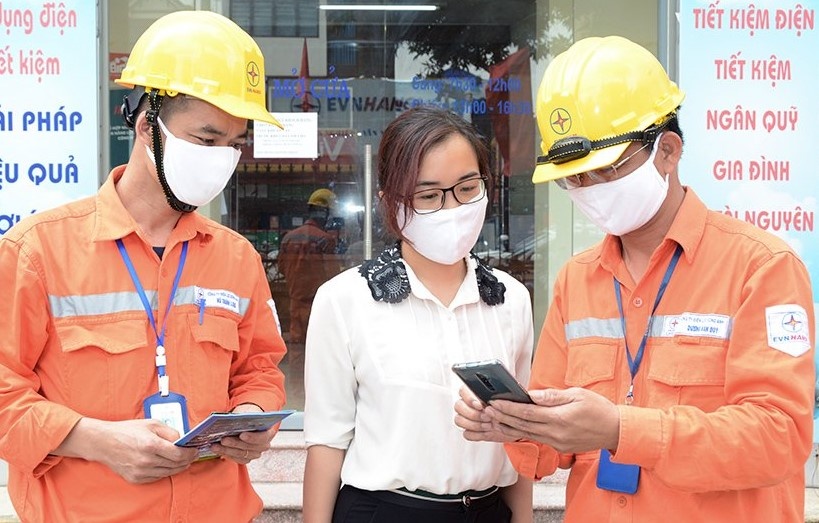 Lam viec tai nha, nhieu cu dan TP.HCM choang vi hoa don tien dien hinh anh