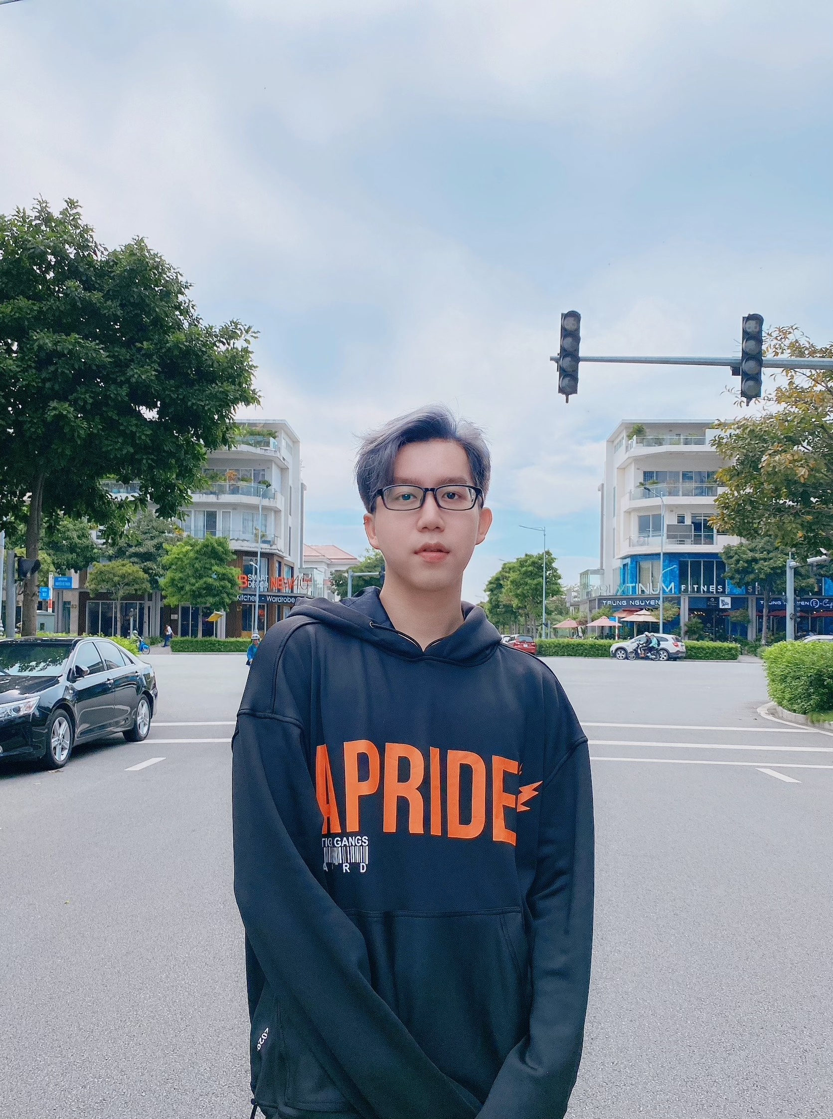 nguoi tre cat toc mua dich anh 3