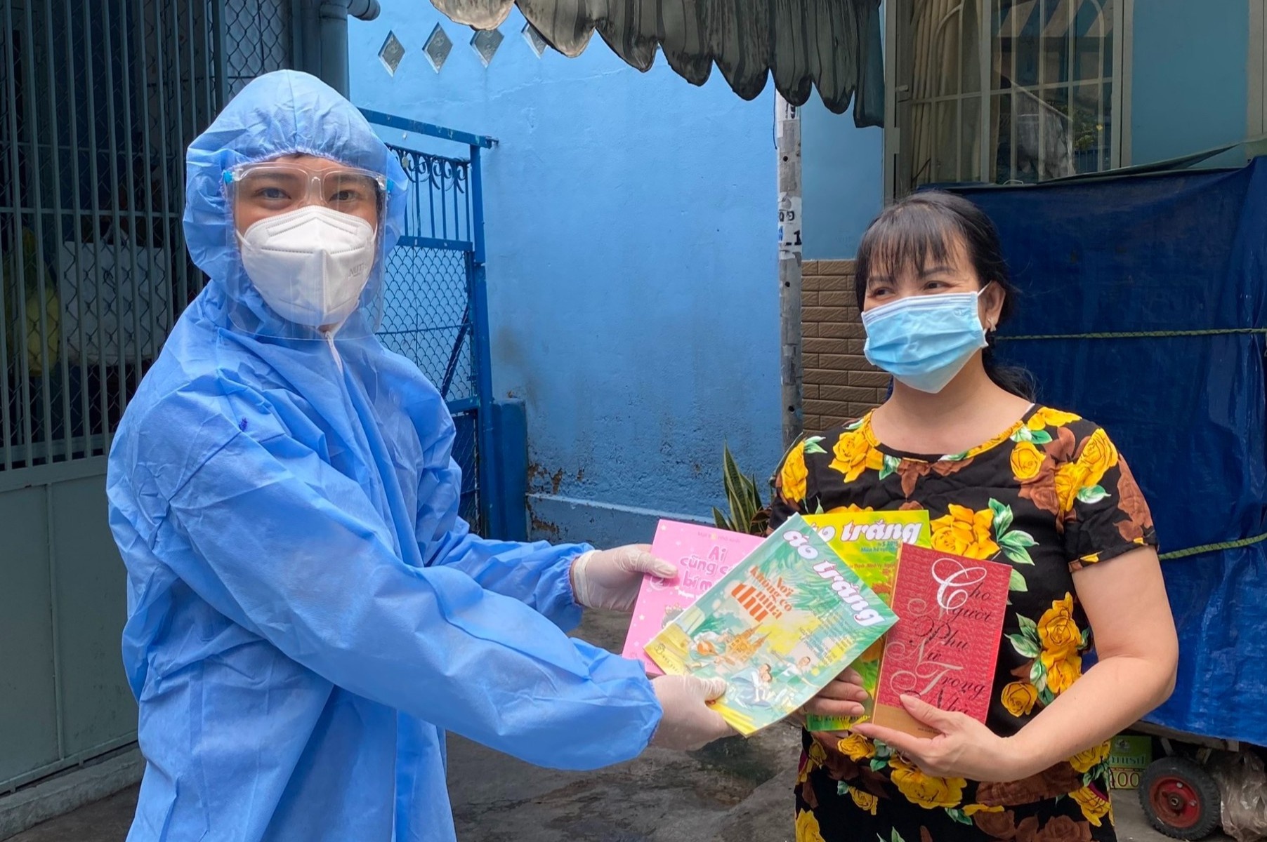 Sach den voi nguoi dan TP.HCM mua gian cach hinh anh