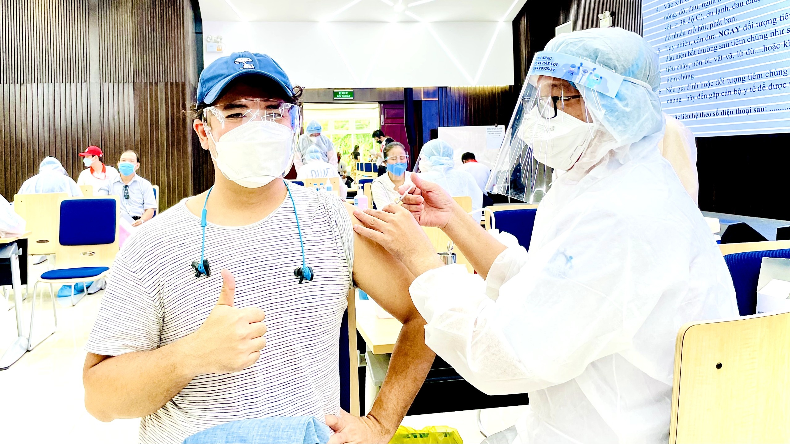 nguoi nuoc ngoai tiem vaccine tai Thao Dien anh 1