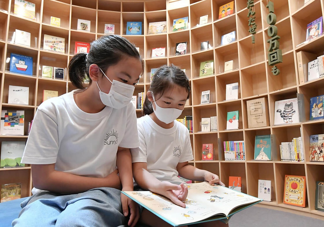 Nhat Ban xem sach la mat hang thiet yeu trong mua dich hinh anh