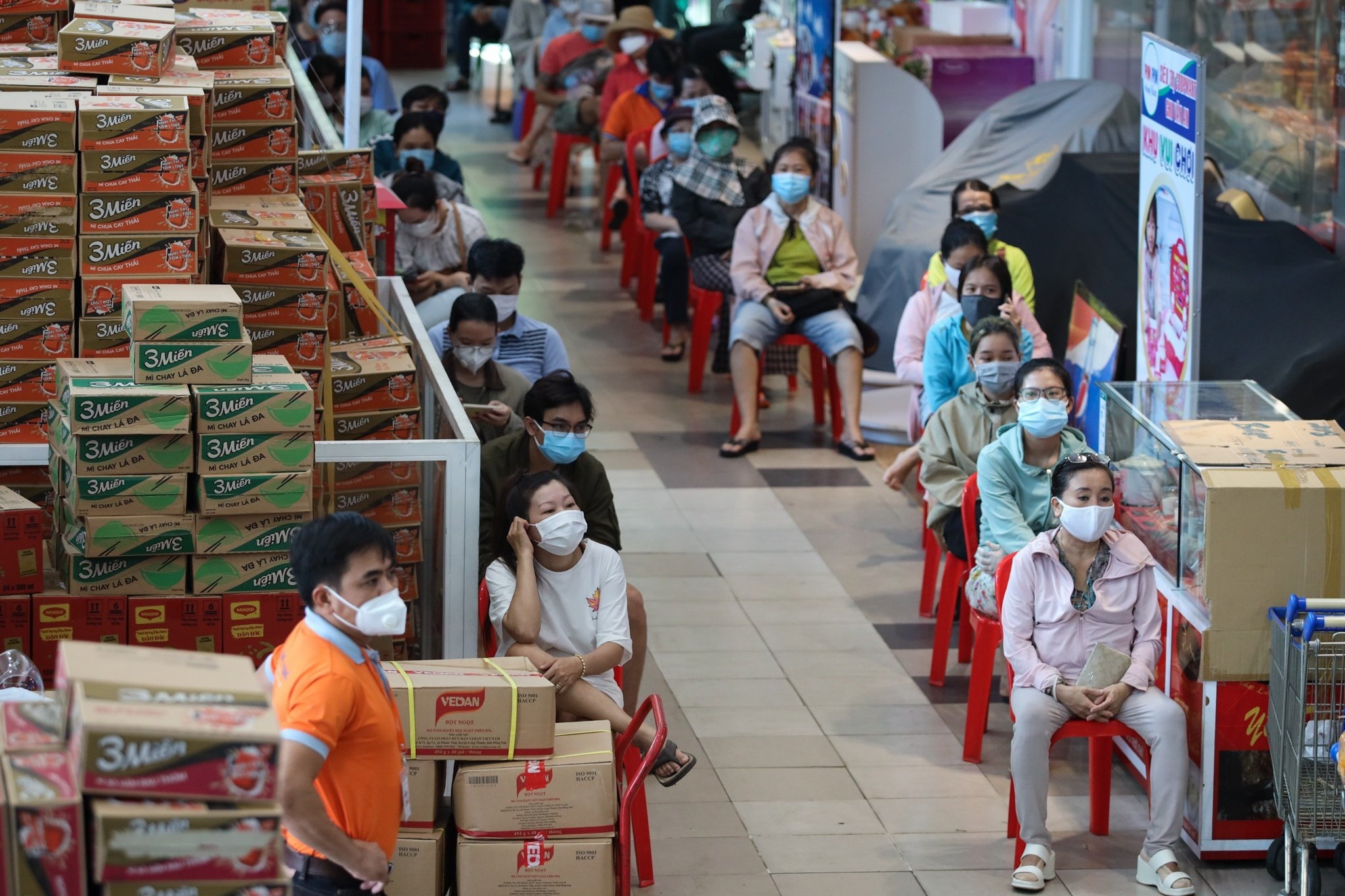 Di cho truoc gio TP.HCM siet chat gian cach hinh anh