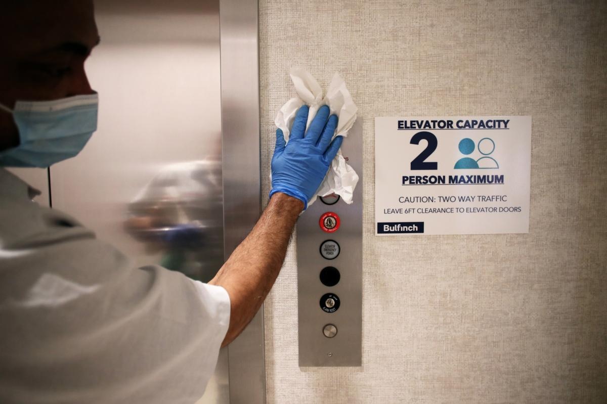 Chung cu o TP.HCM lap den UV khu khuan trong thang may de phong dich hinh anh