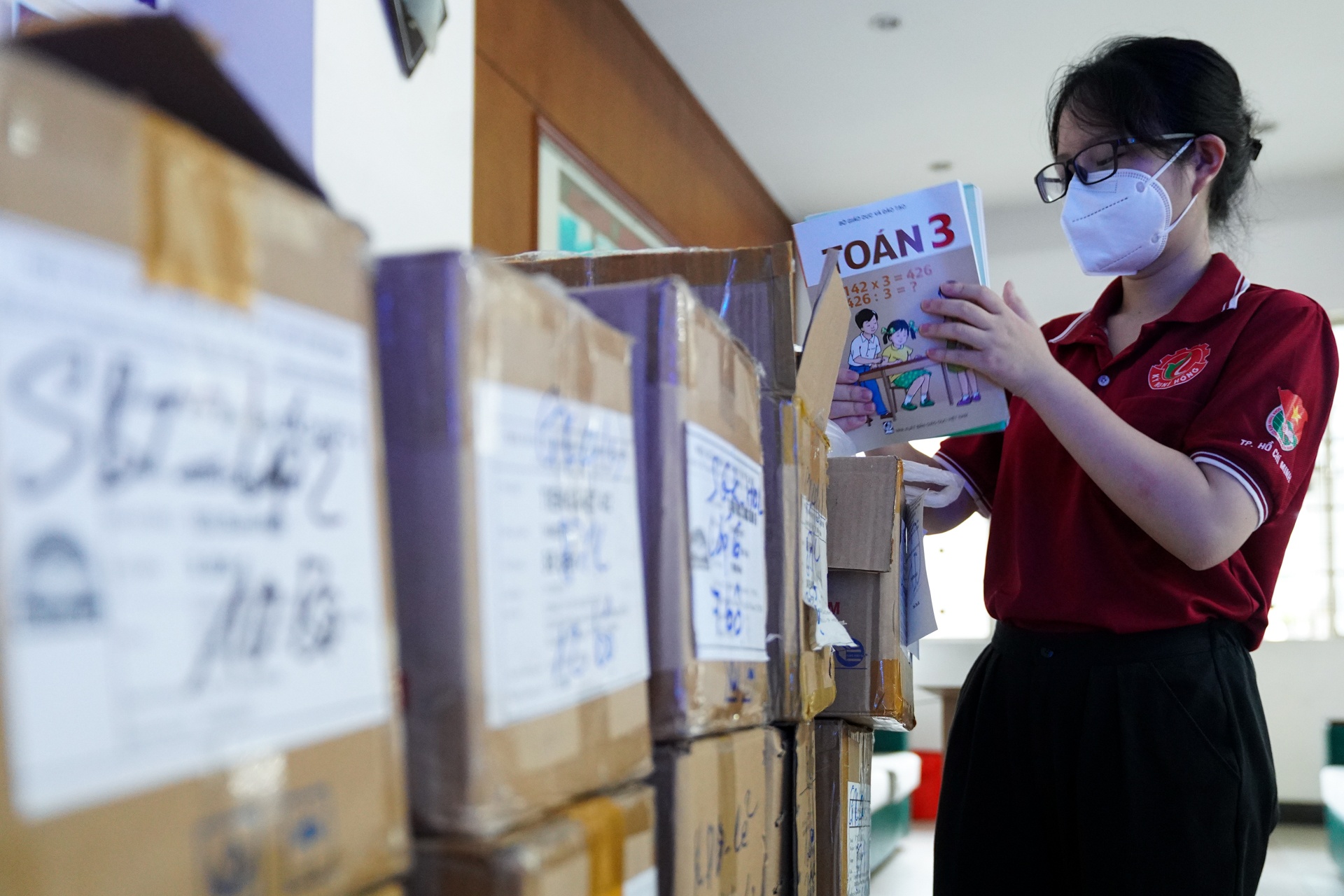 Tang sach giao khoa cho hoc sinh kho khan anh 1