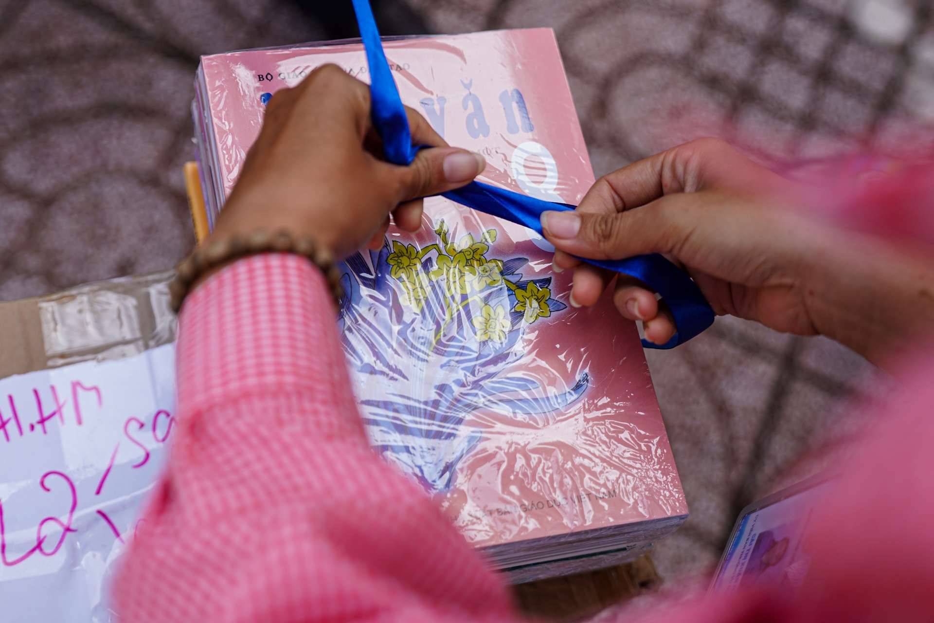 Tang sach giao khoa cho hoc sinh kho khan anh 5