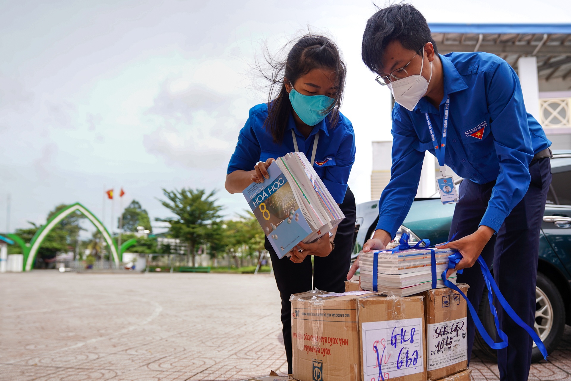 Tang sach giao khoa cho hoc sinh kho khan anh 8