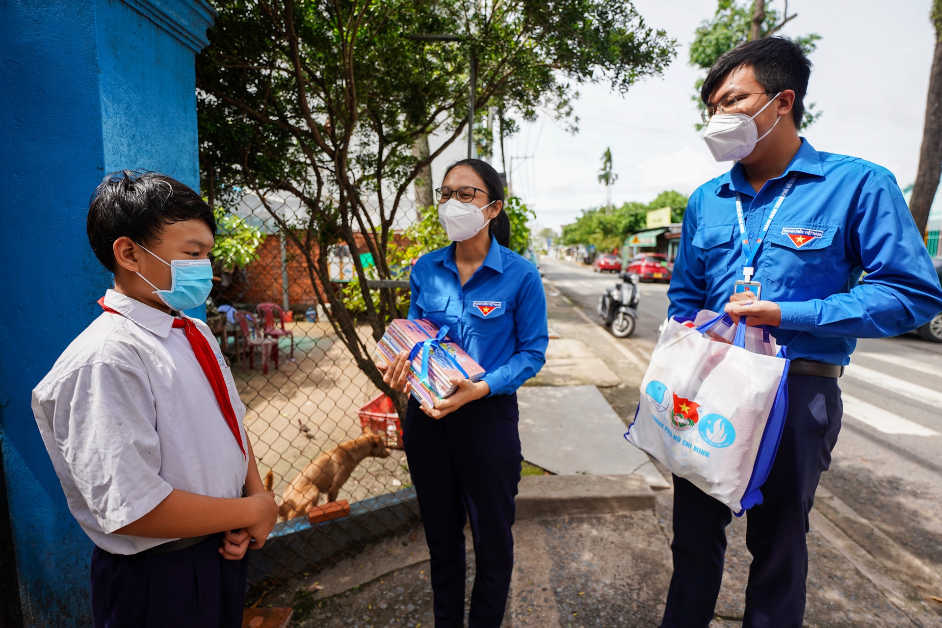 Tang sach giao khoa cho hoc sinh kho khan anh 6