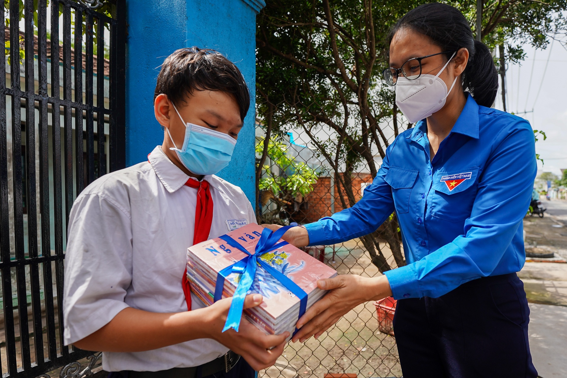 Tang gan 1.300 bo sach giao khoa cho hoc sinh kho khan o TP.HCM hinh anh