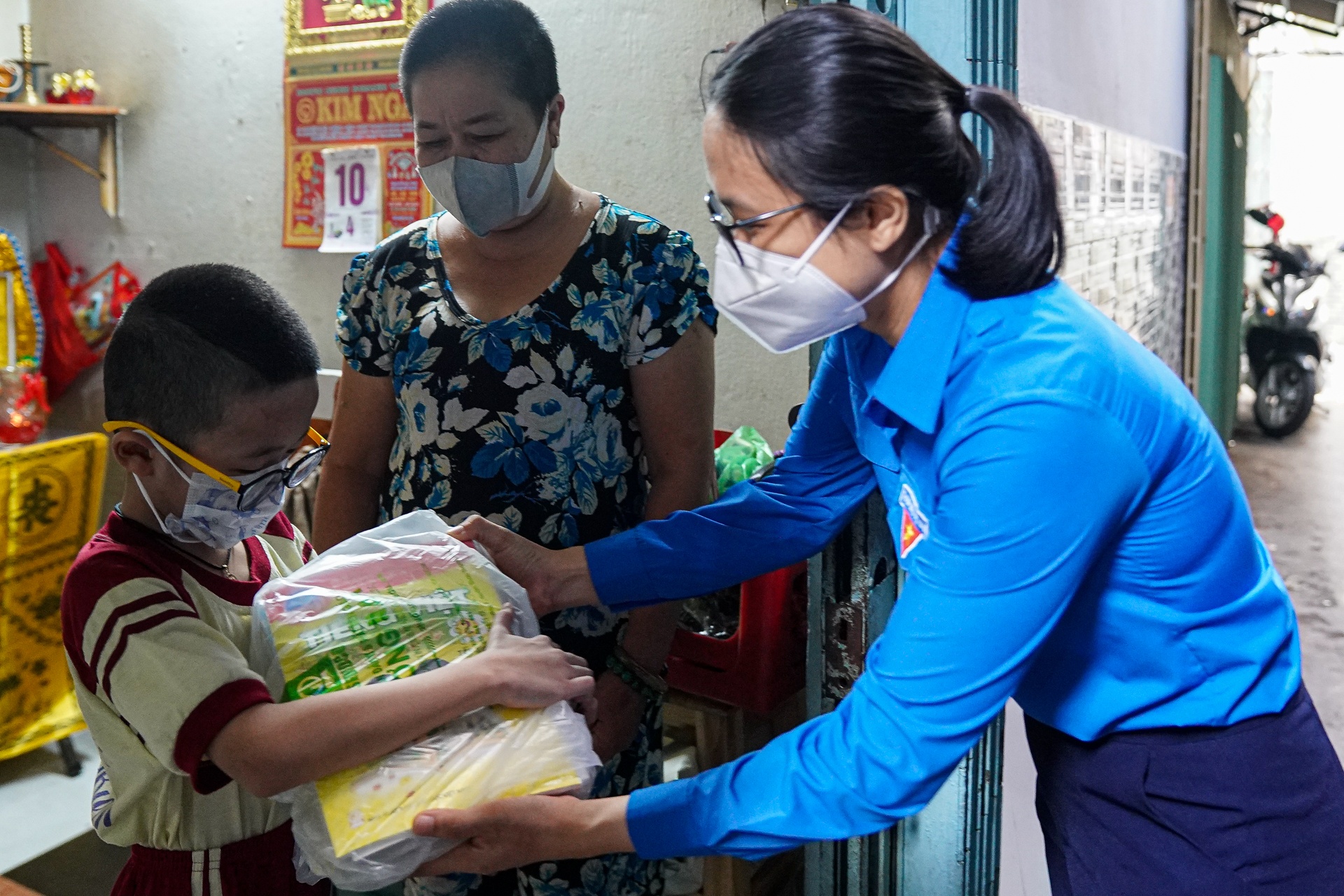 Nganh xuat ban ho tro chong dich anh 2