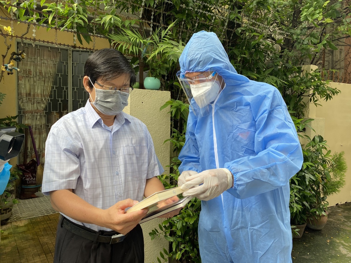 Nganh xuat ban ho tro chong dich anh 1