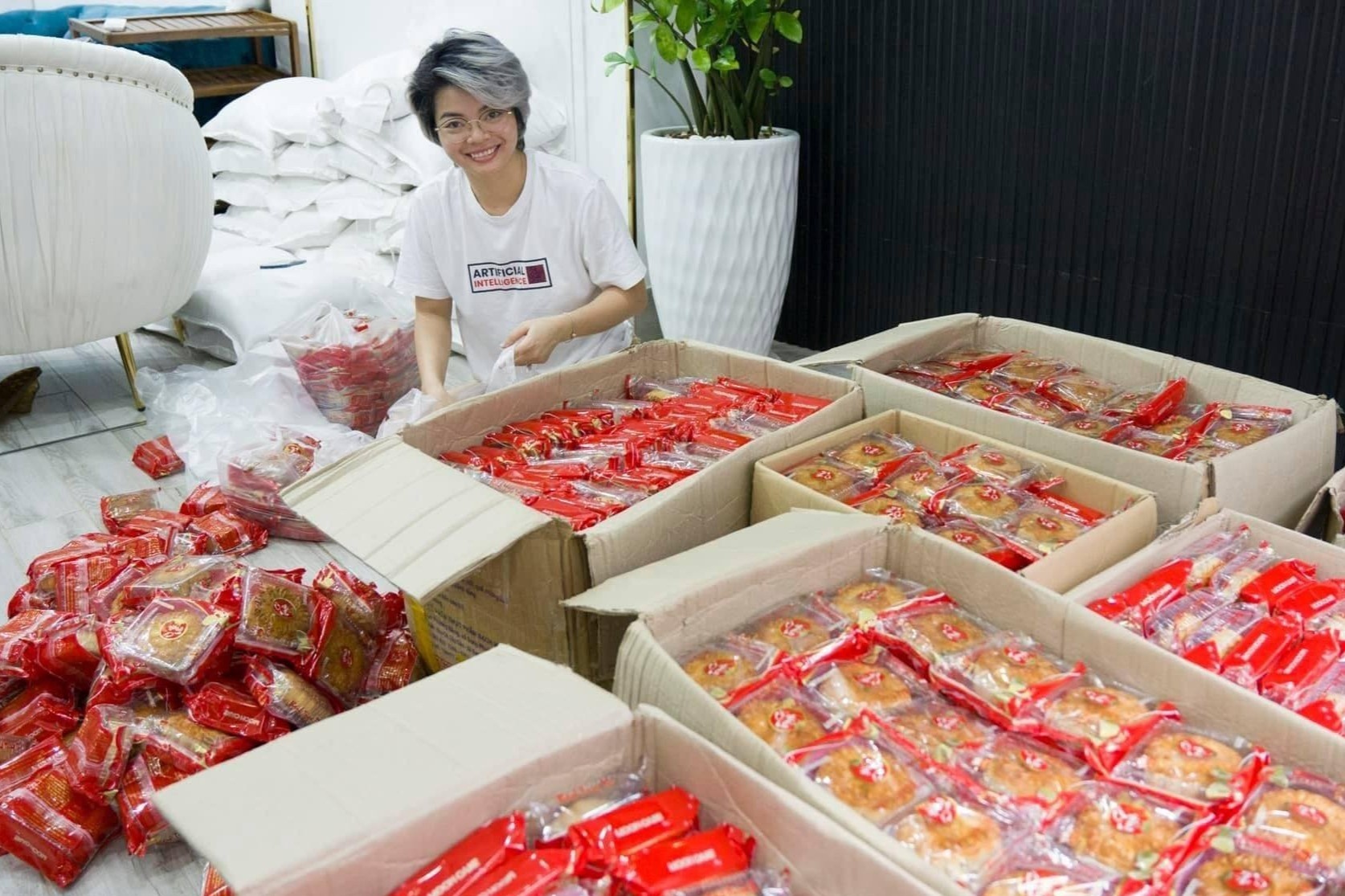 Nguoi phu nu o TP.HCM tang 2.000 banh Trung thu cho tre em kho khan hinh anh