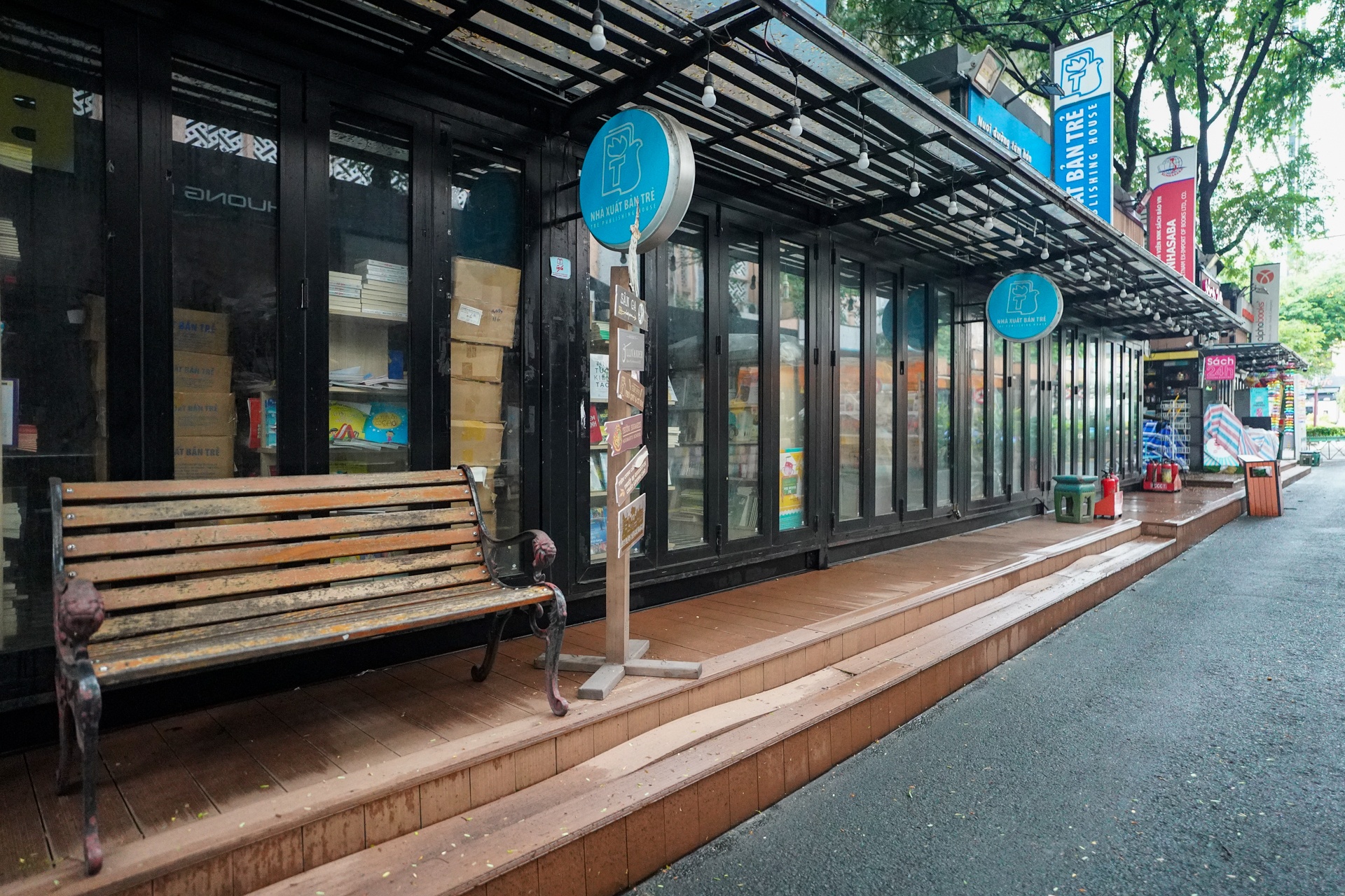 Đường sách chuẩn bị mở cửa ảnh 7 Duong sach chuan bi mo cua anh 7