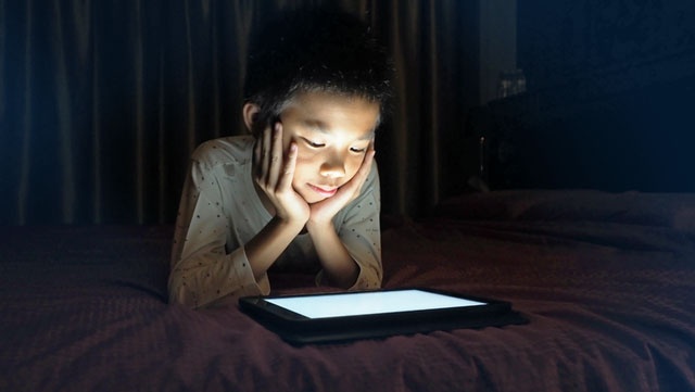 Bo me lo lang khi con hoc truc tuyen nhieu anh 2