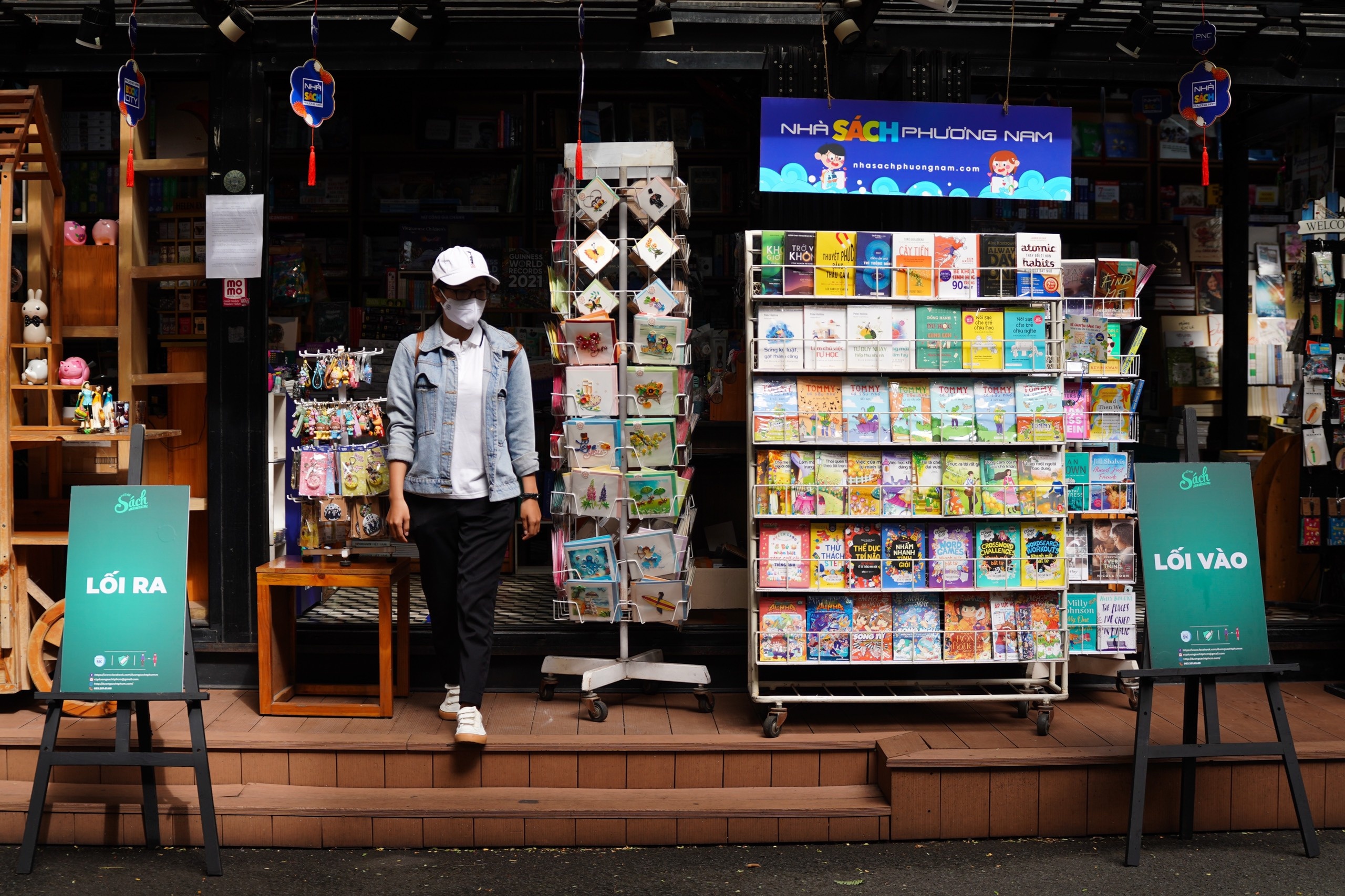 Duong sach TP.HCM mo cua lai anh 4