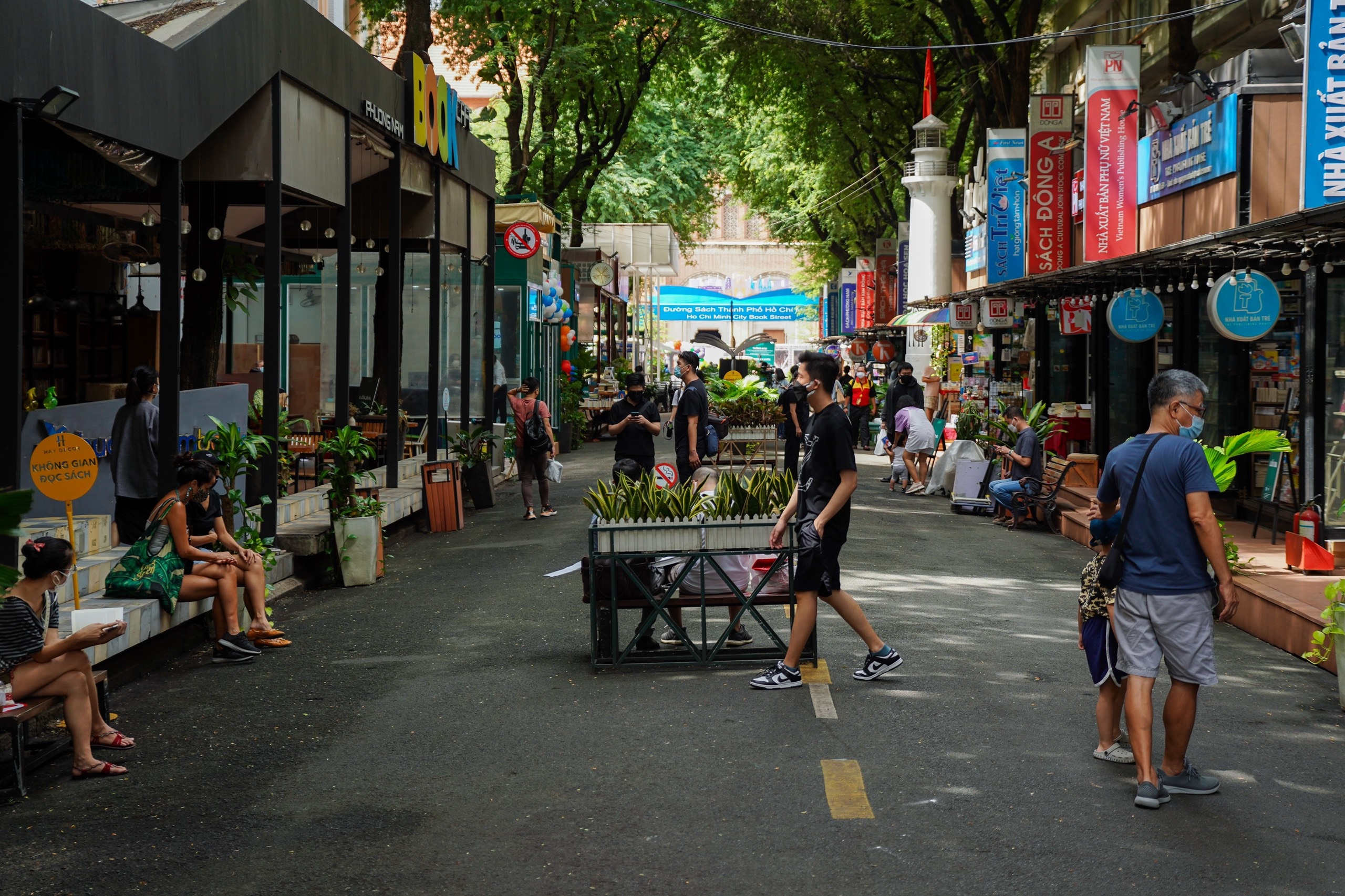 Duong sach TP.HCM mo cua lai anh 1