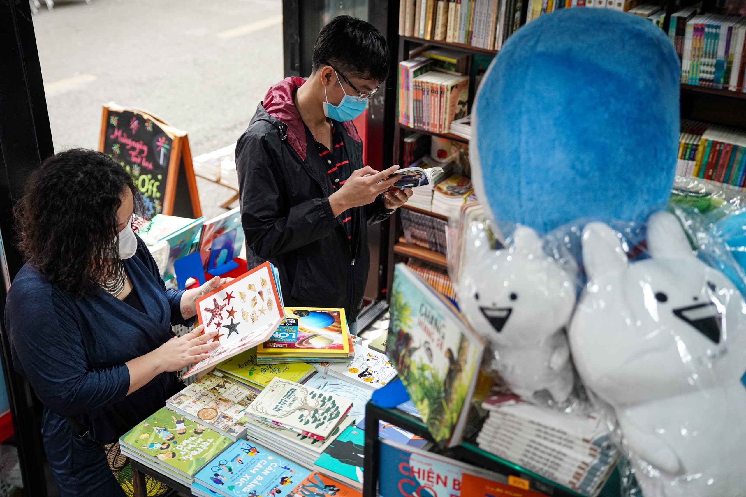 Duong sach TP.HCM hoat dong tro lai hinh anh