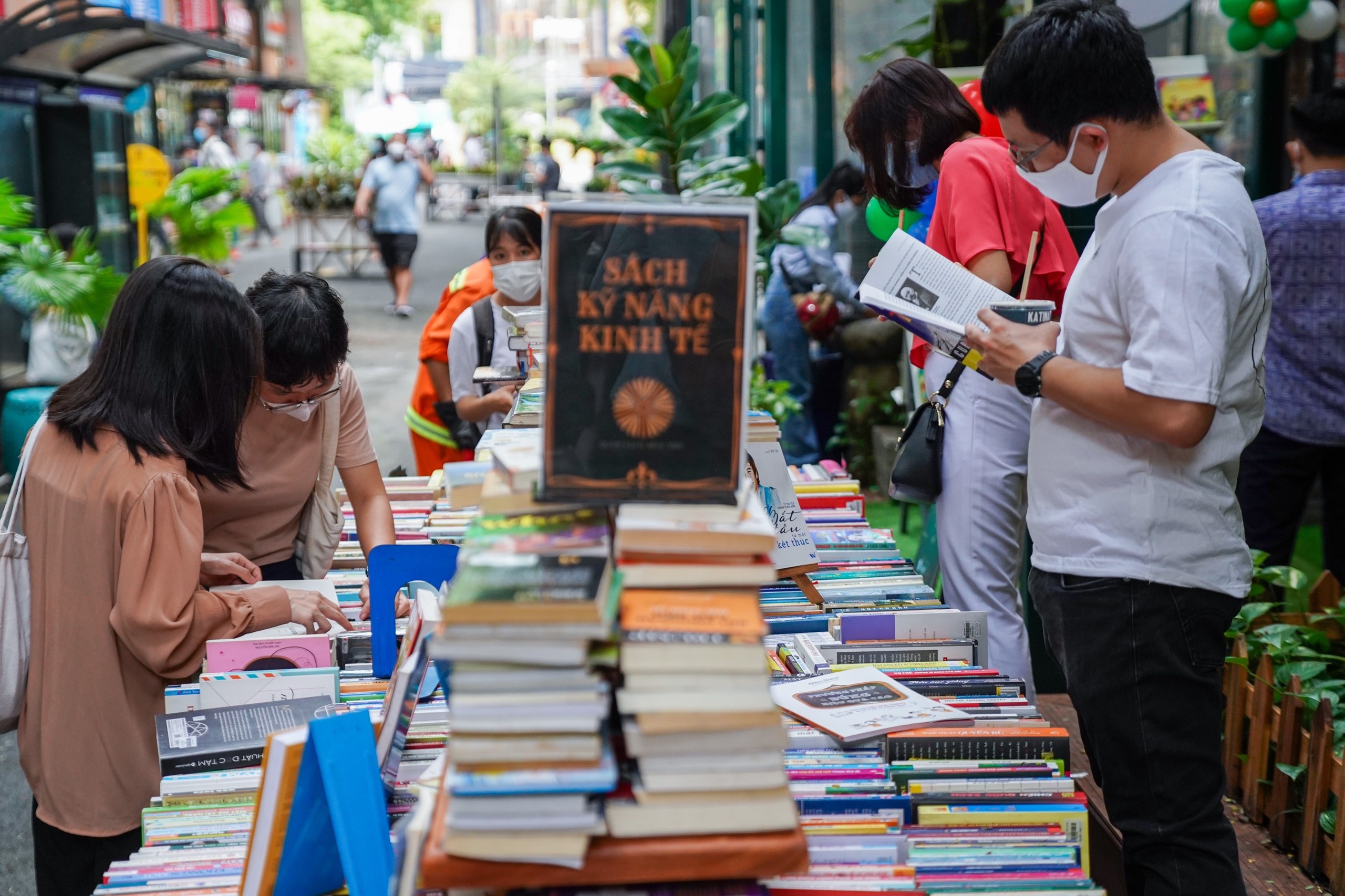 Duong sach TP.HCM mo cua lai anh 3