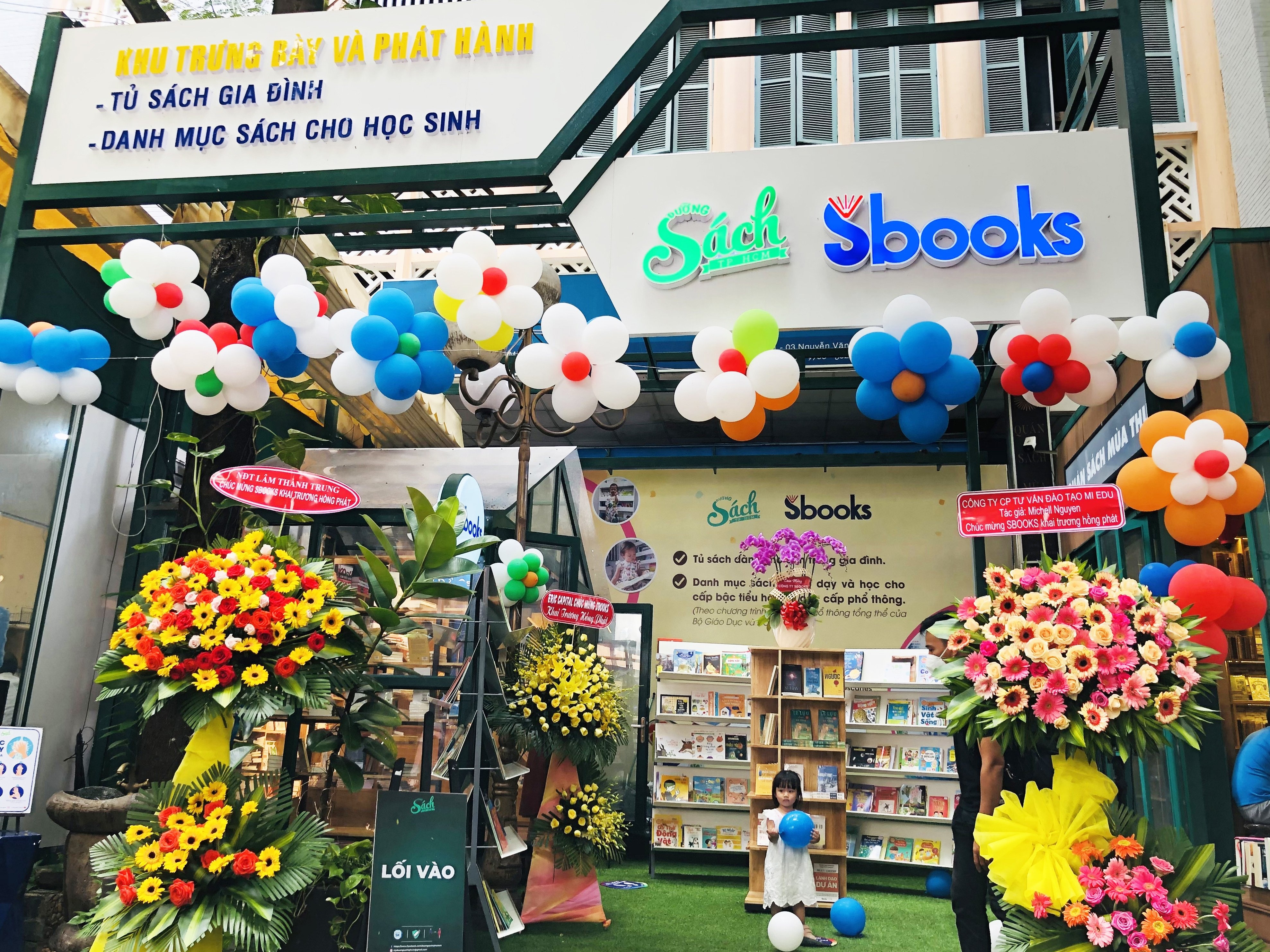 Ra mat khu trung bay 'Danh muc sach ho tro day va hoc cap tieu hoc' hinh anh