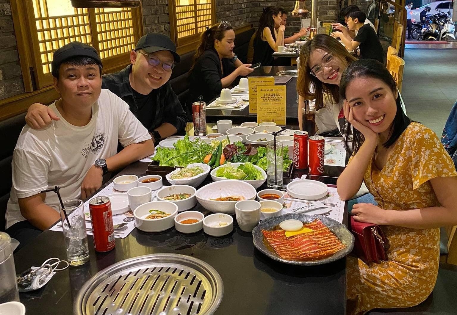 Gioi tre o TP.HCM mong cho nhung cuoc hen khi hang quan ban tai cho hinh anh