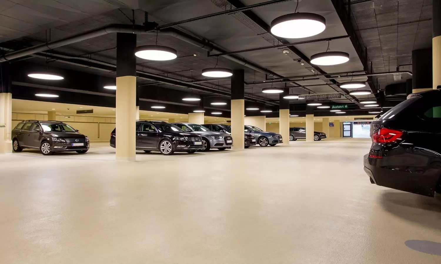 thieu bai do xe chung cu o cac do thi chau A anh 1